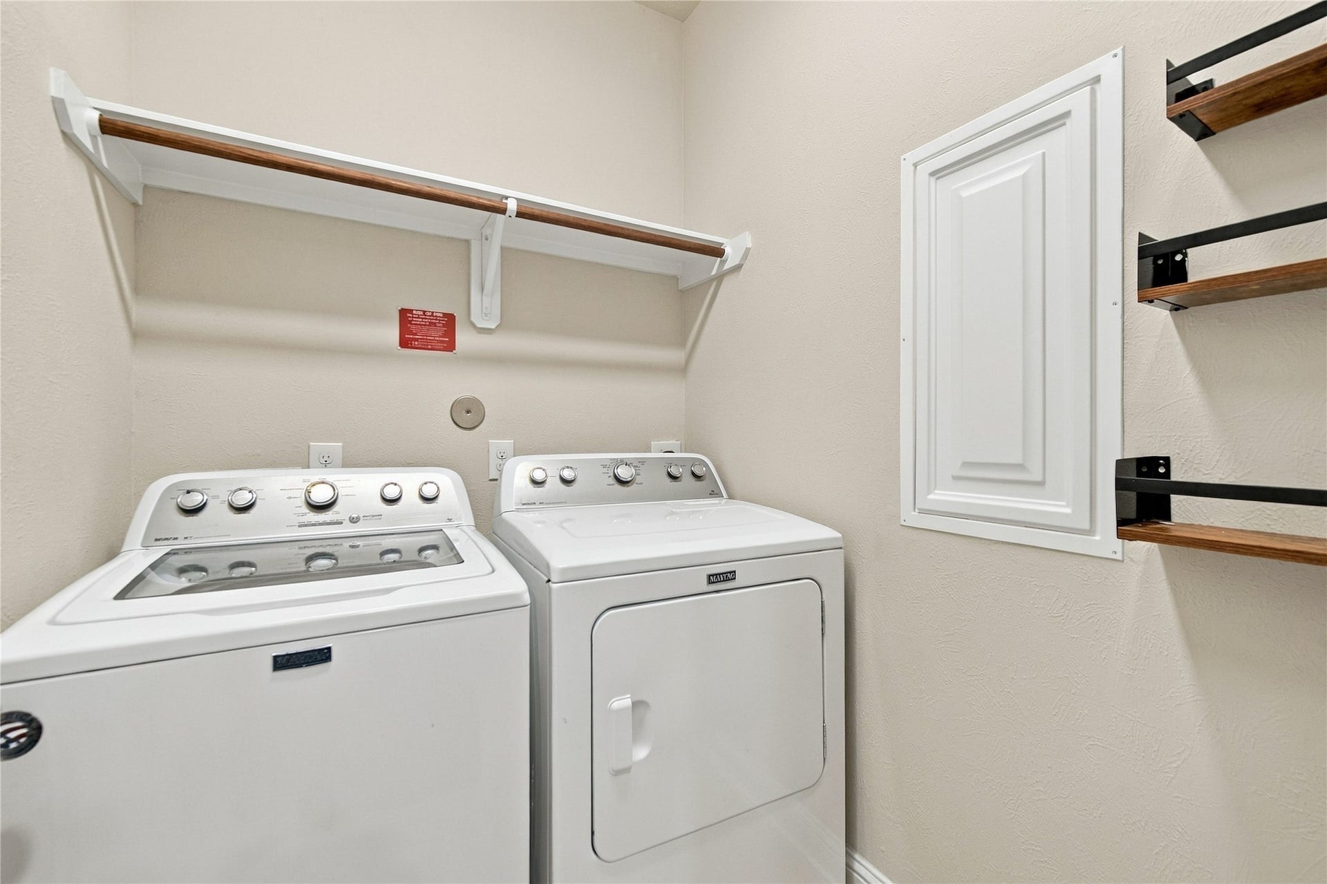 8119 W Pine Creek Bend, Cypress, TX 77433 The washer and dryer will stay with the home!