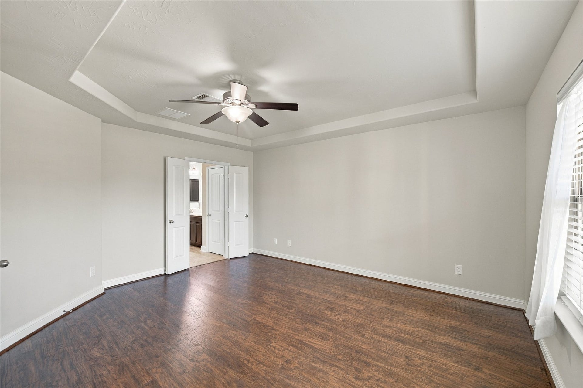 8119 W Pine Creek Bend, Cypress, TX 77433 The primary beadroom!