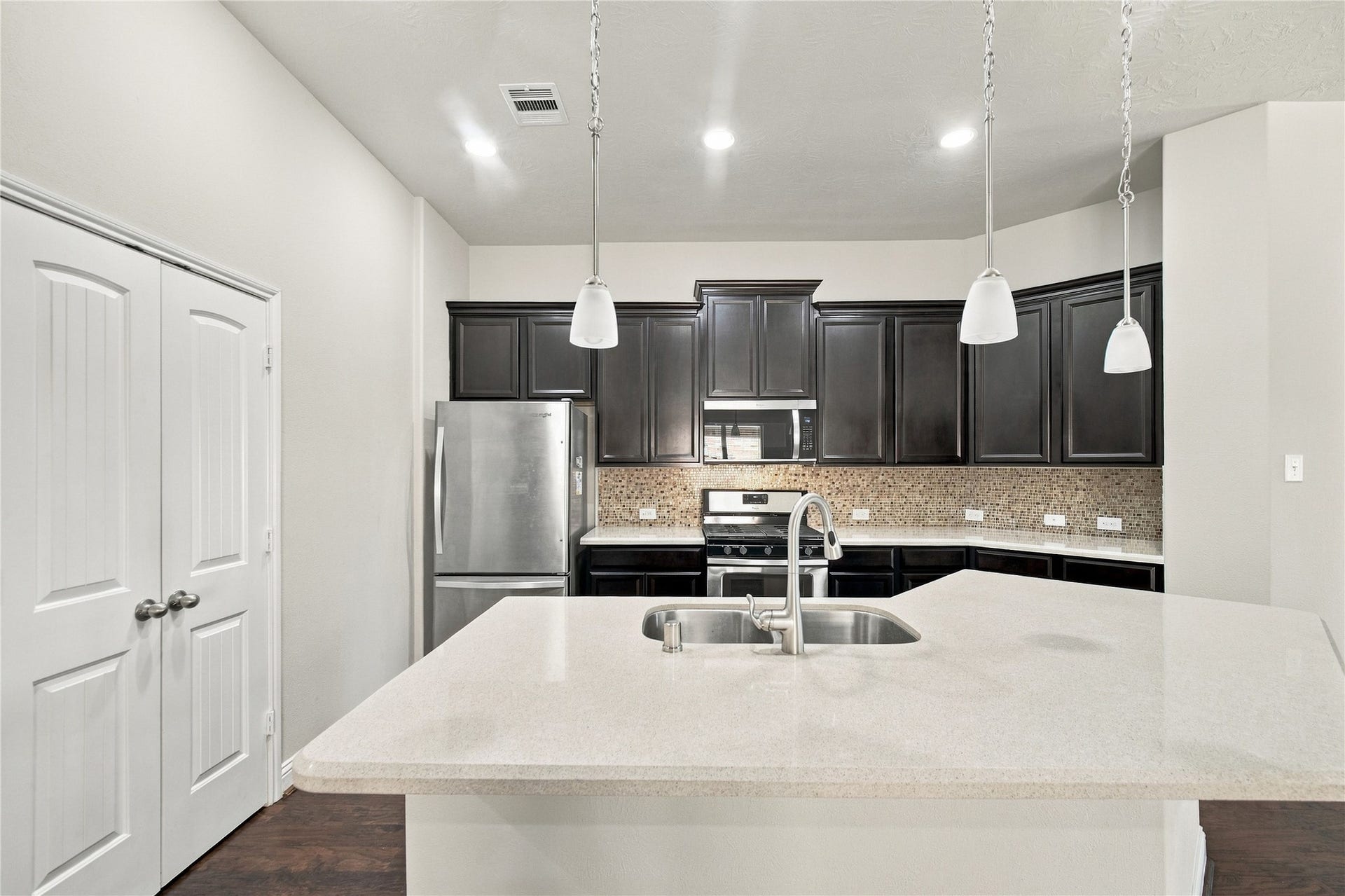 8119 W Pine Creek Bend, Cypress, TX 77433 The refrigerator stays with the home!