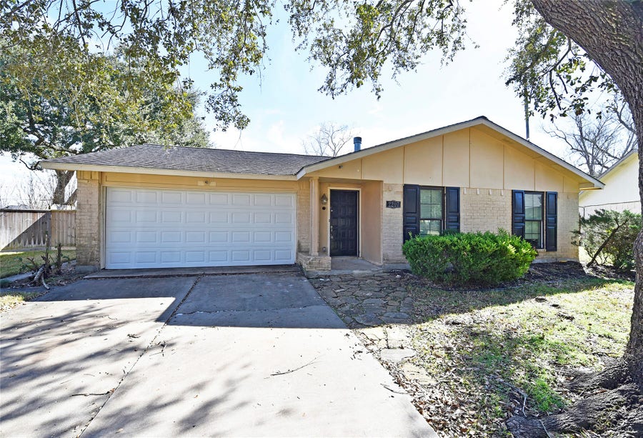 Property photo for 2207 Woodglen Drive, Missouri City, TX