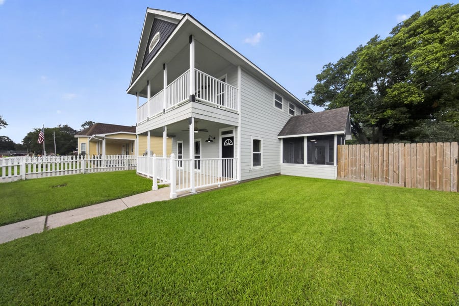 Property photo for 1086 S Hood Street, Alvin, TX