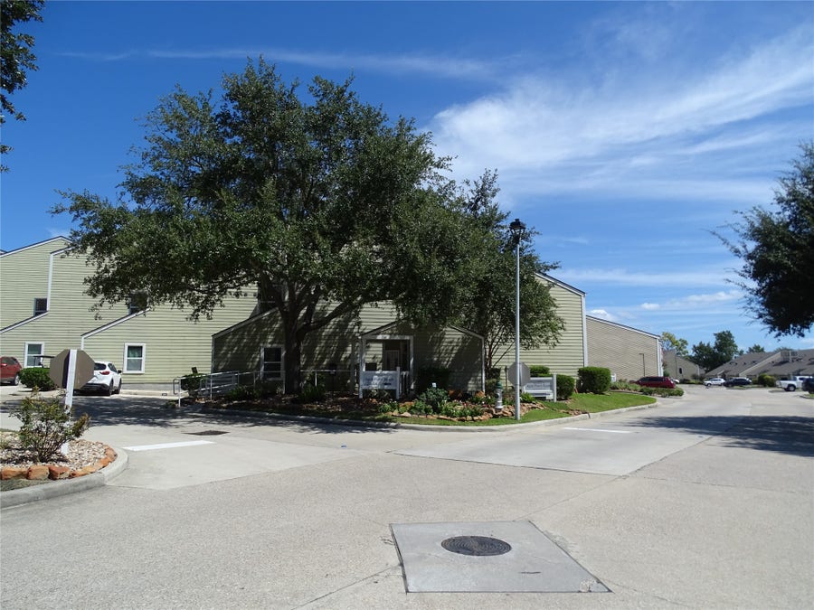 Property photo for 127 April Point Drive S, Conroe, TX