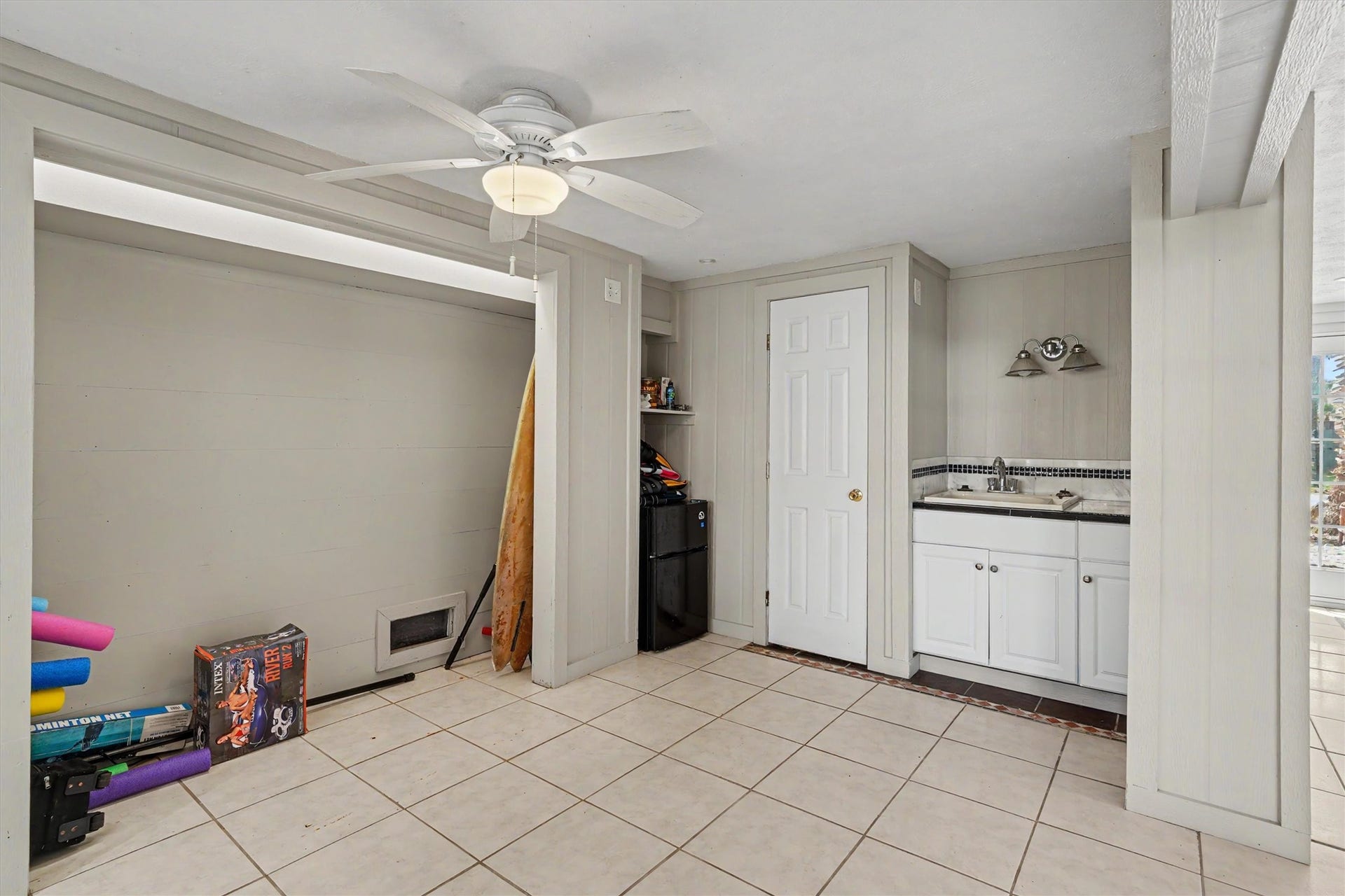 Small sink and cabinet area in this section of the flex room