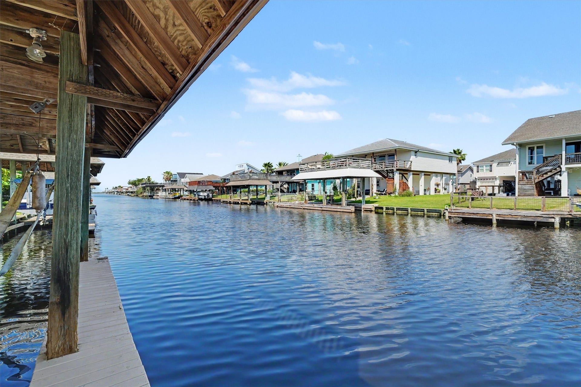 View of the canal towards the lateral canal for the boating exit