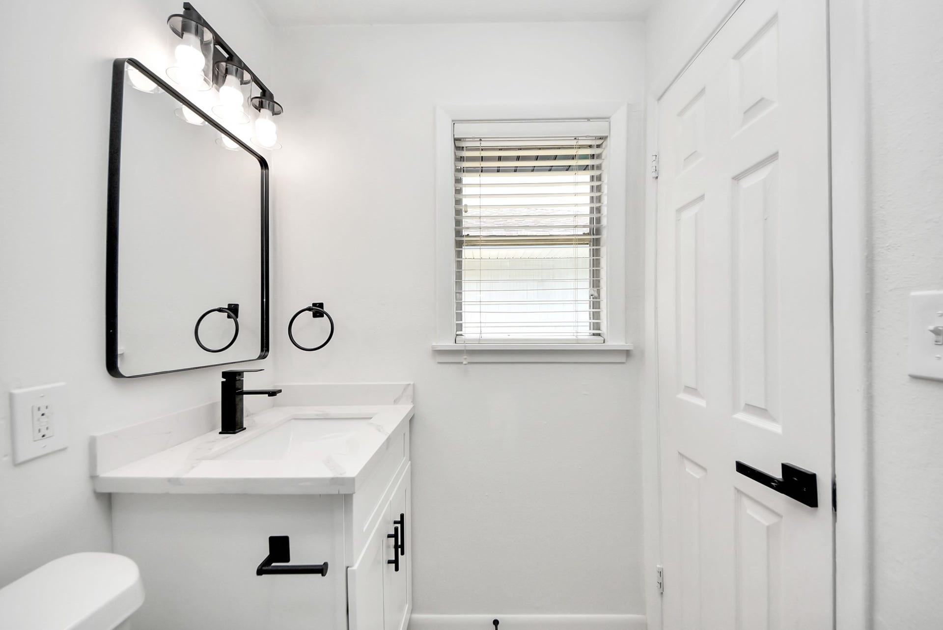 9610 Westview Drive, Houston, TX 77055 Bright and airy bath with a clean, well-organized layout and an open feel, complemented by abundant natural light for a fresh, polished, and inviting atmosphere.