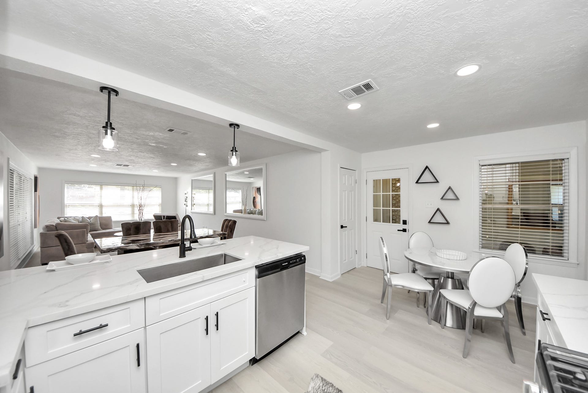 9610 Westview Drive, Houston, TX 77055 9610 Westview Drive, Houston, TX 77055
