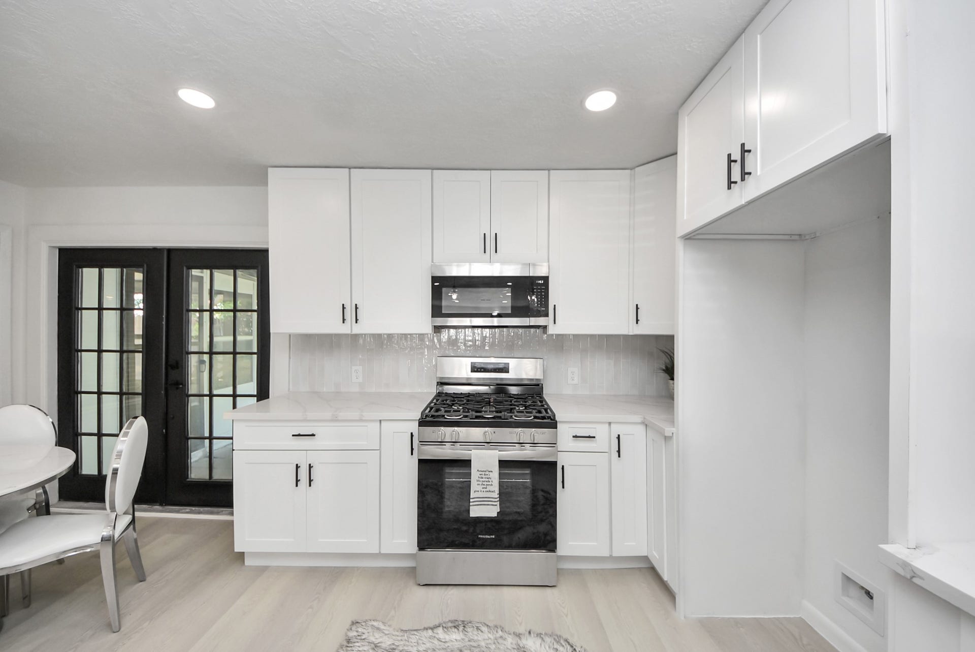 9610 Westview Drive, Houston, TX 77055 The kitchen features a thoughtfully designed, open layout that creates a bright, airy ambiance. Its clean, contemporary feel and seamless connection to the adjoining living spaces provide a welcoming environment for everyday living and entertaining.