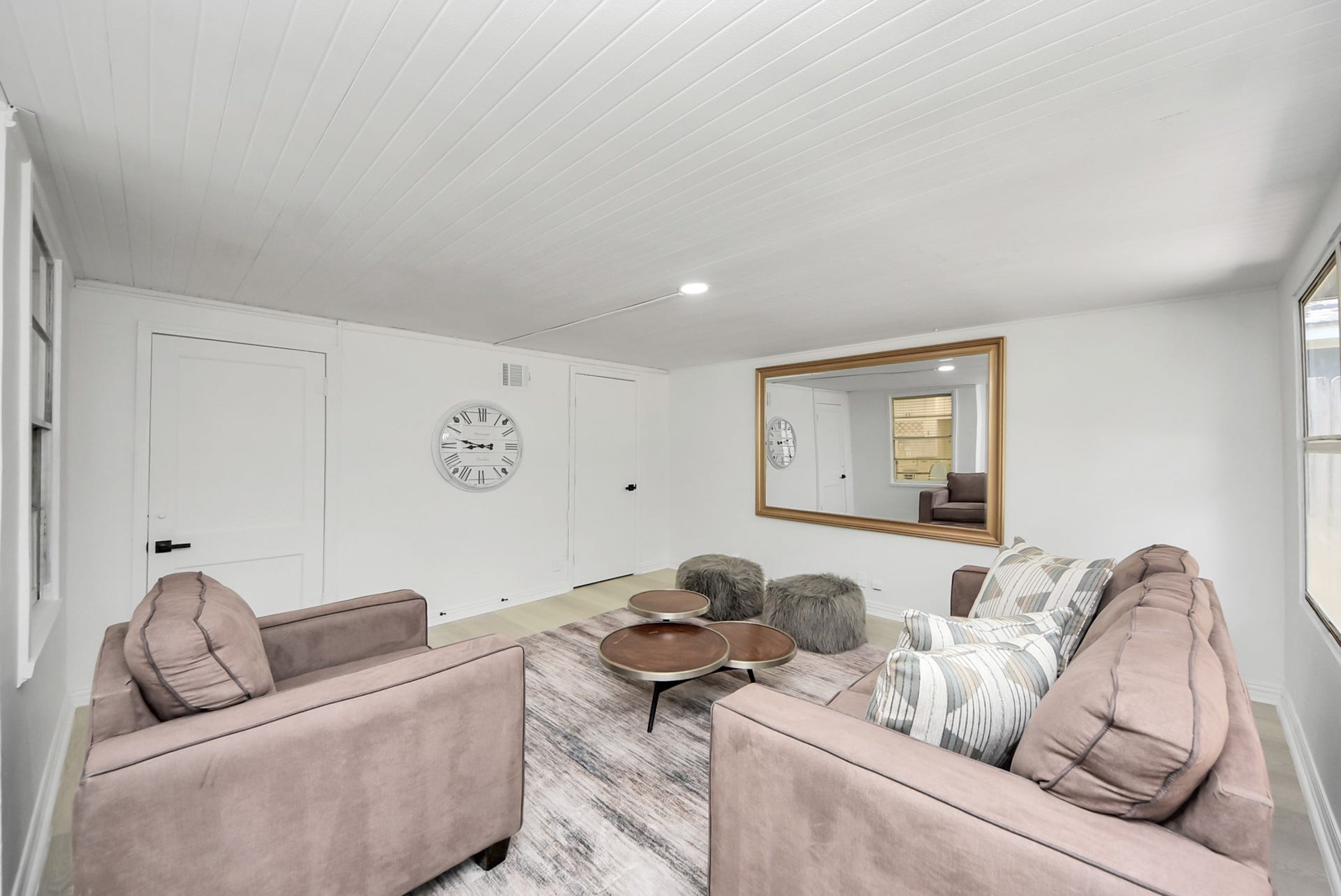 9610 Westview Drive, Houston, TX 77055 An airy, well-proportioned living area with an open flow, neutral palette, and generous natural light, offering a bright and welcoming setting for everyday living and entertaining.