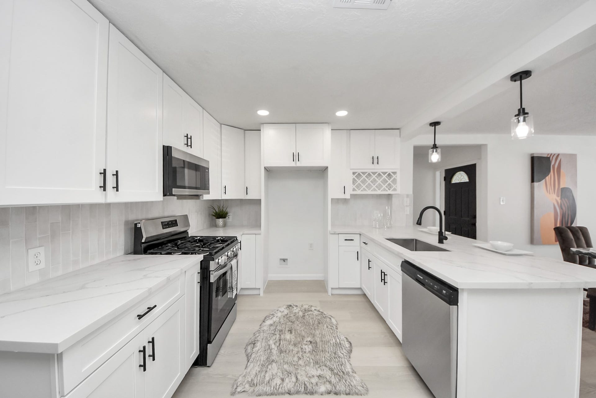 9610 Westview Drive, Houston, TX 77055 A beautifully designed kitchen with a spacious, open layout that offers a bright and airy ambiance. Its seamless connection to the adjoining living and dining areas creates a welcoming atmosphere, ideal for everyday living and entertaining.