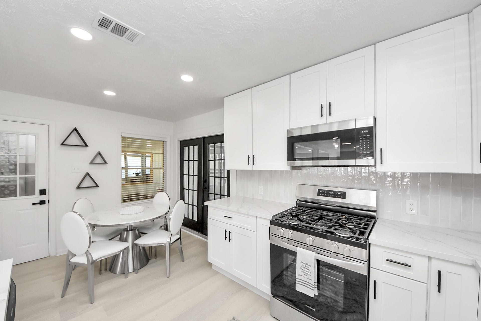 9610 Westview Drive, Houston, TX 77055 9610 Westview Drive, Houston, TX 77055