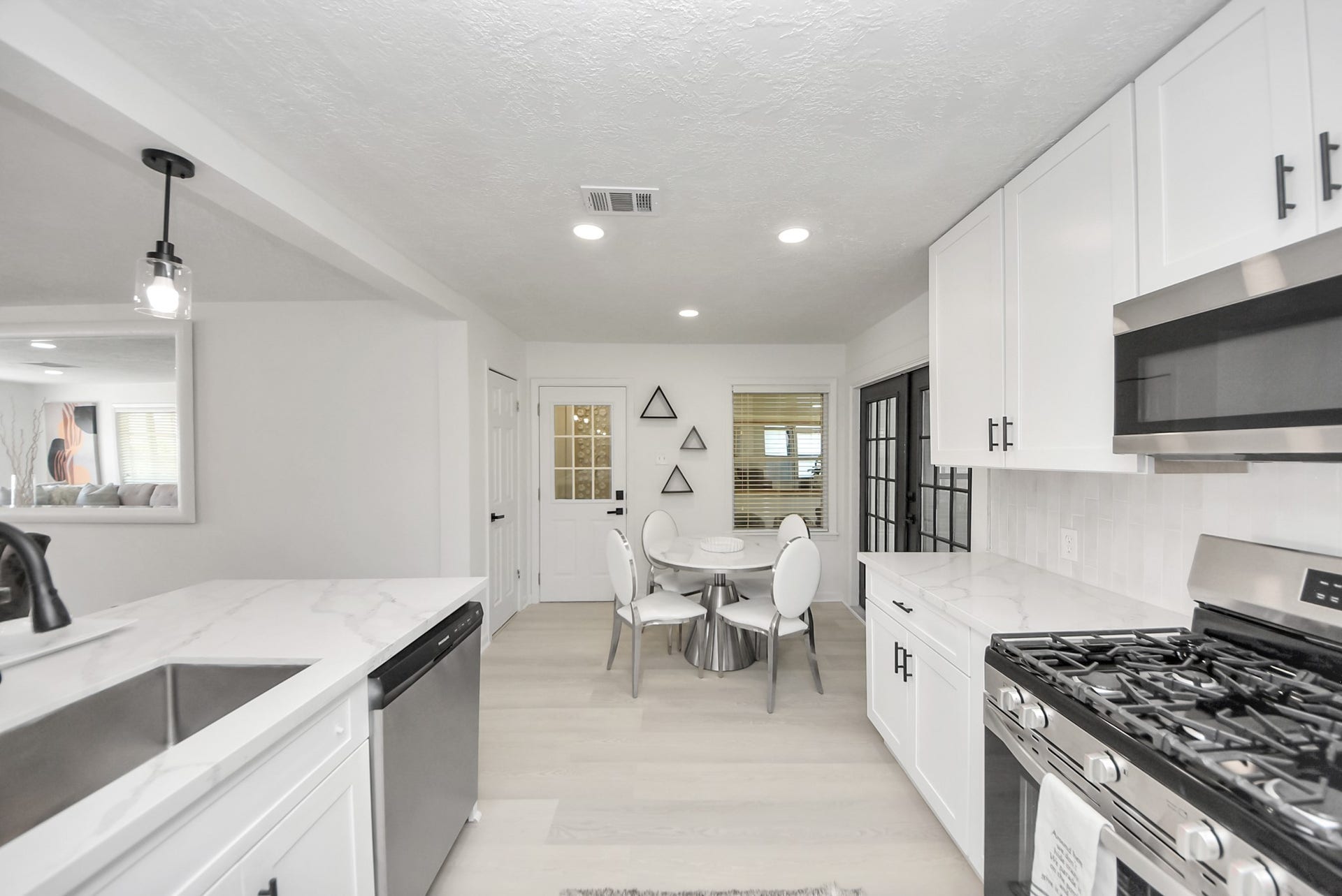 9610 Westview Drive, Houston, TX 77055 9610 Westview Drive, Houston, TX 77055