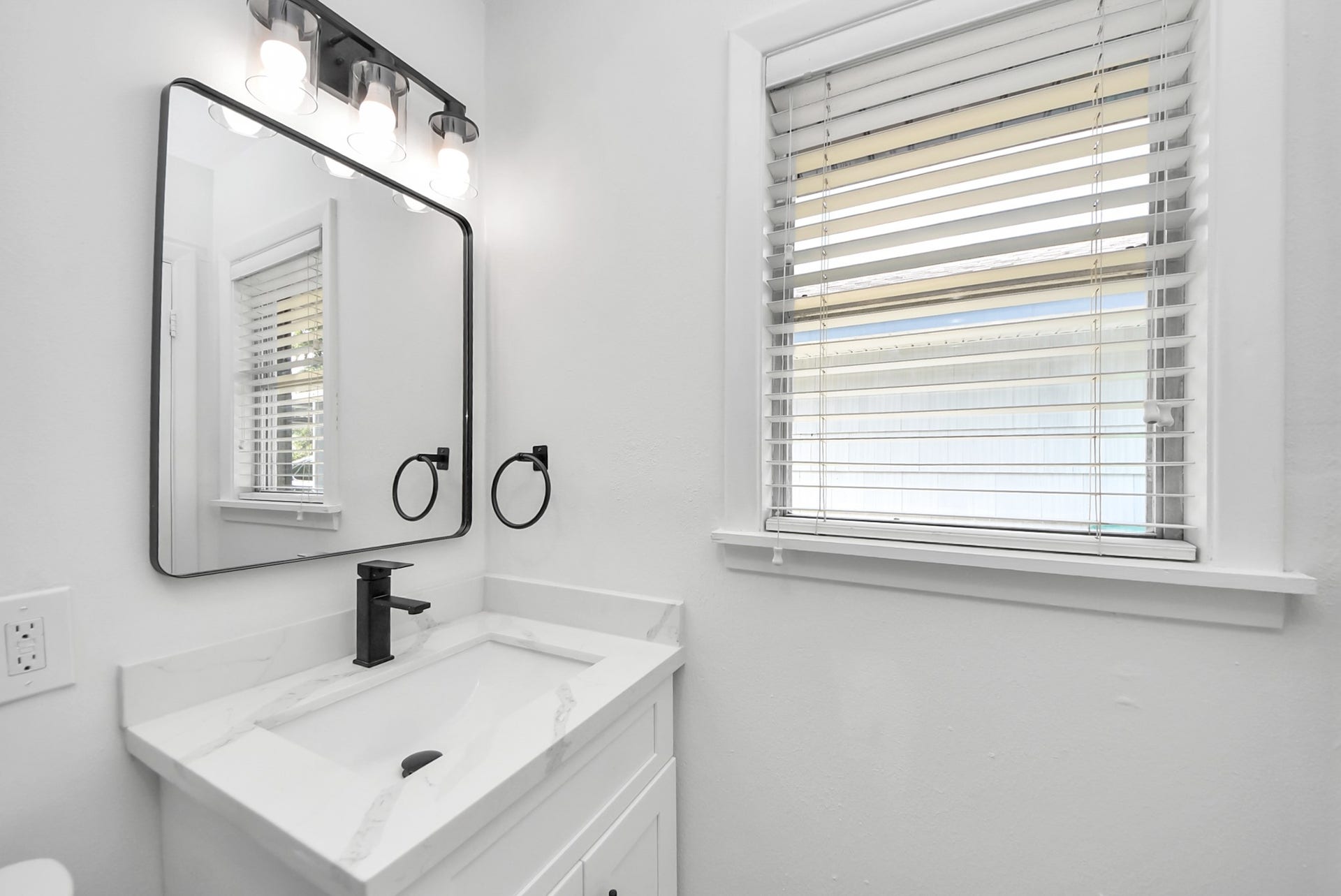 9610 Westview Drive, Houston, TX 77055 Bright and inviting bath with a clean, well-organized layout, an airy feel, and abundant natural light creating a fresh and comfortable atmosphere for everyday use.