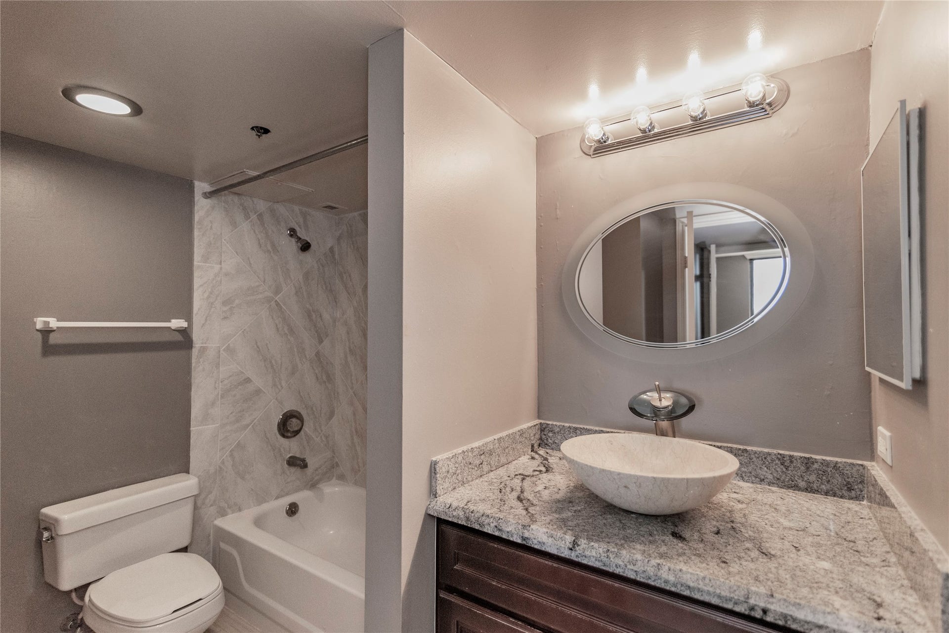 3525 Sage Road, #1402, Houston, TX 77056 Includes a shower/tub combination.