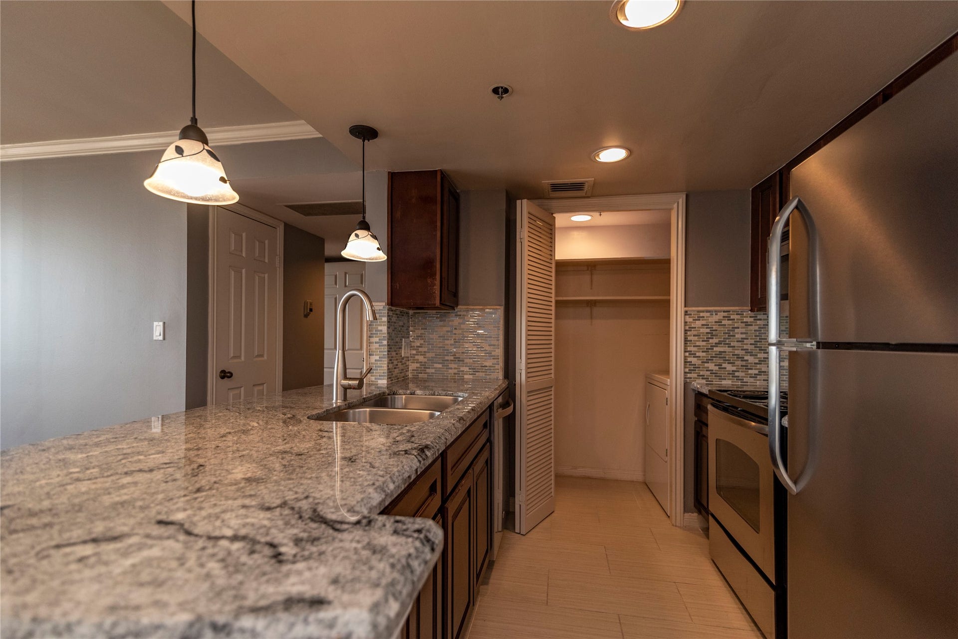 3525 Sage Road, #1402, Houston, TX 77056 Laundry at end of kitchen. Stainless Steel appliances.