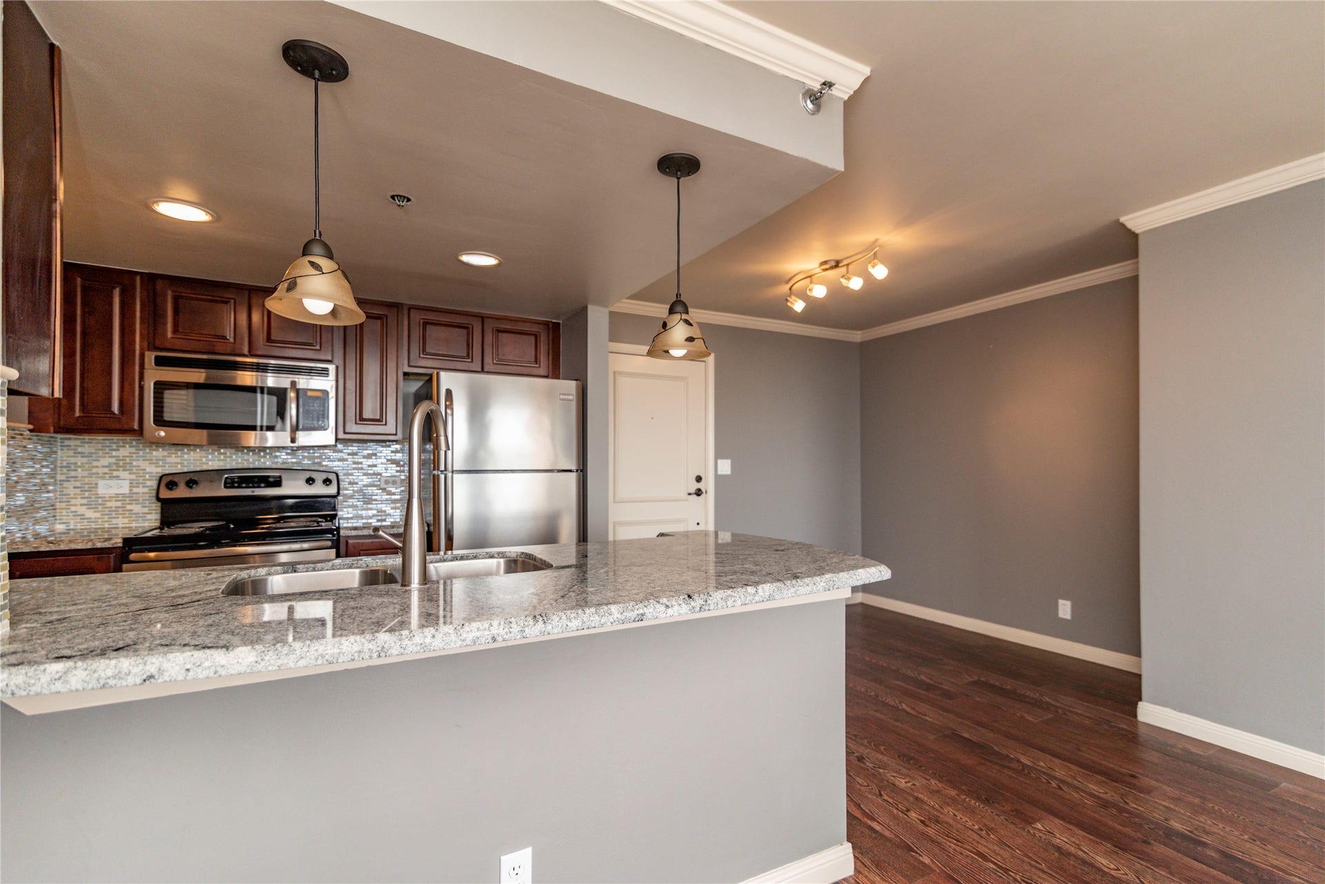 3525 Sage Road, #1402, Houston, TX 77056 Kitchen opens to living room and provides a nook for dining.