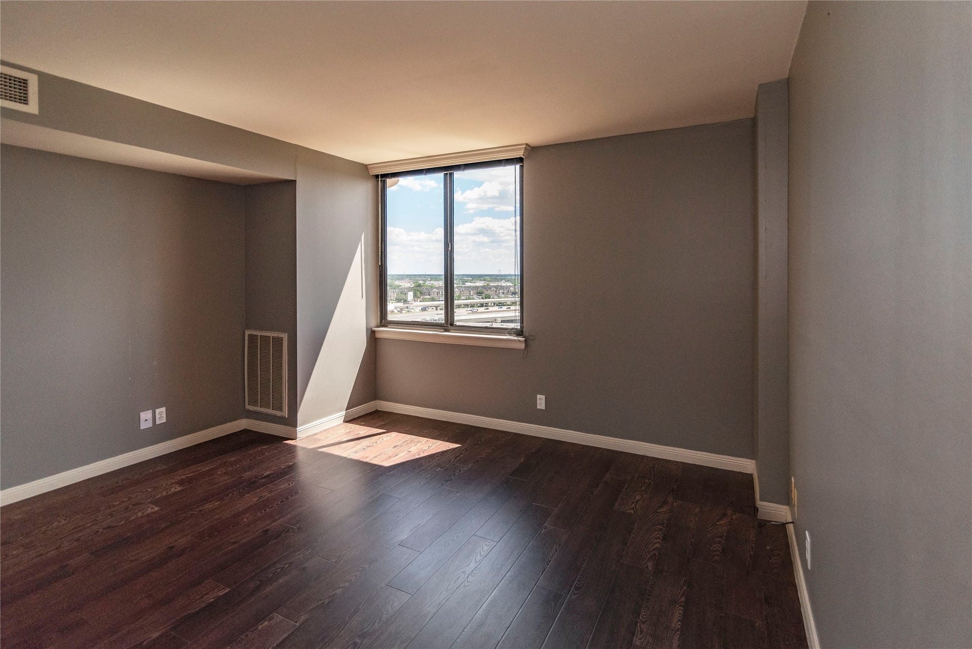 3525 Sage Road, #1402, Houston, TX 77056 Spacious bedroom.