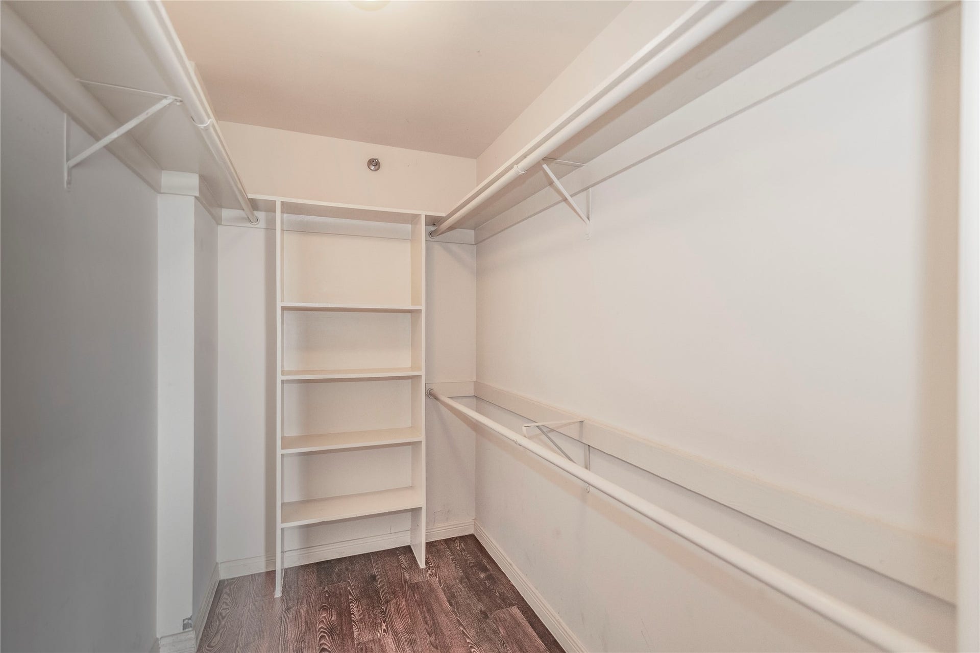 3525 Sage Road, #1402, Houston, TX 77056 Walk-in closet.