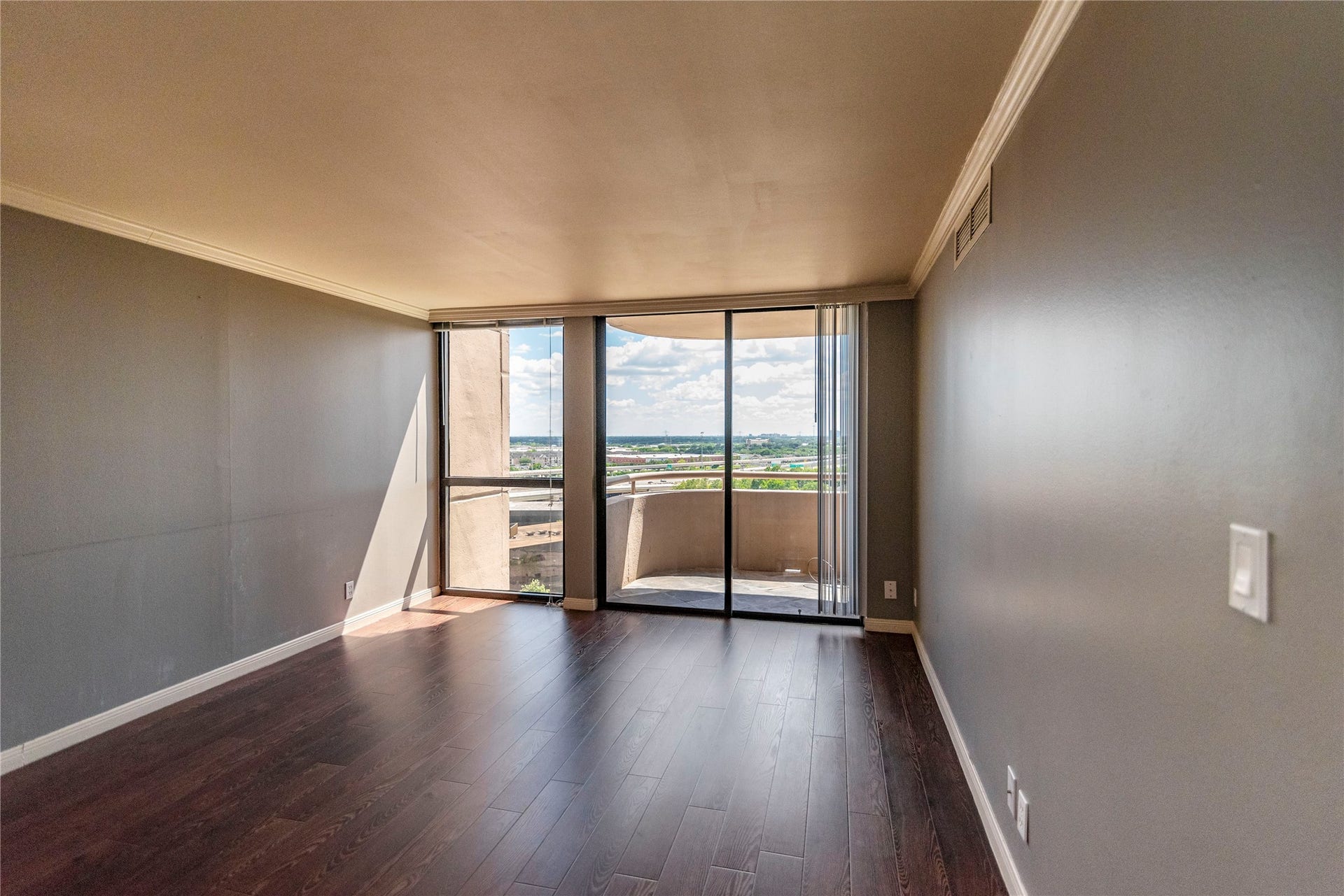 3525 Sage Road, #1402, Houston, TX 77056 Lots of natural light off living room.