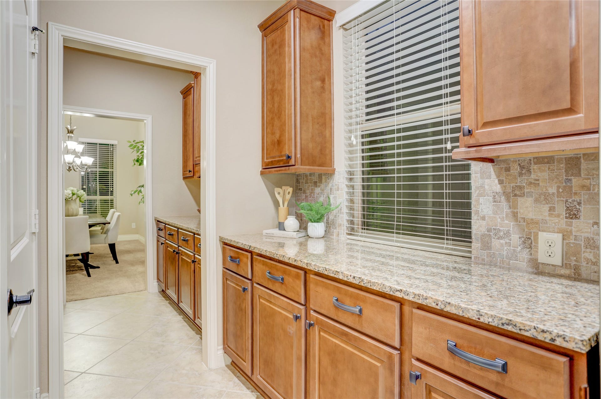13308 Paxton Hill Court, Pearland, TX 77584 A dedicated butler's pantry with granite countertops, abundant cabinetry, and additional prep space provides the perfect transition between the kitchen and formal dining room. Ideal for serving, entertaining, and extra storage.