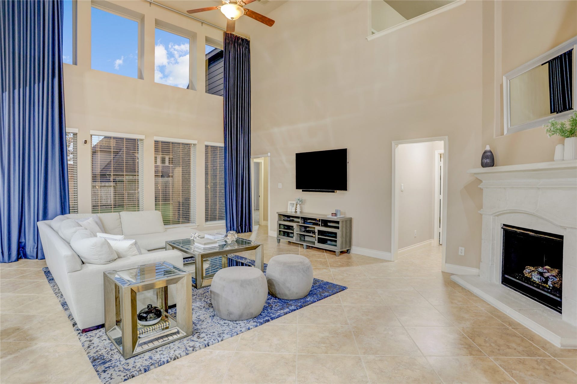 13308 Paxton Hill Court, Pearland, TX 77584 Whether you're hosting guests or enjoying a quiet evening at home, this spacious family room offers an inviting atmosphere with abundant natural light, a cozy gas fireplace, and views of the backyard.