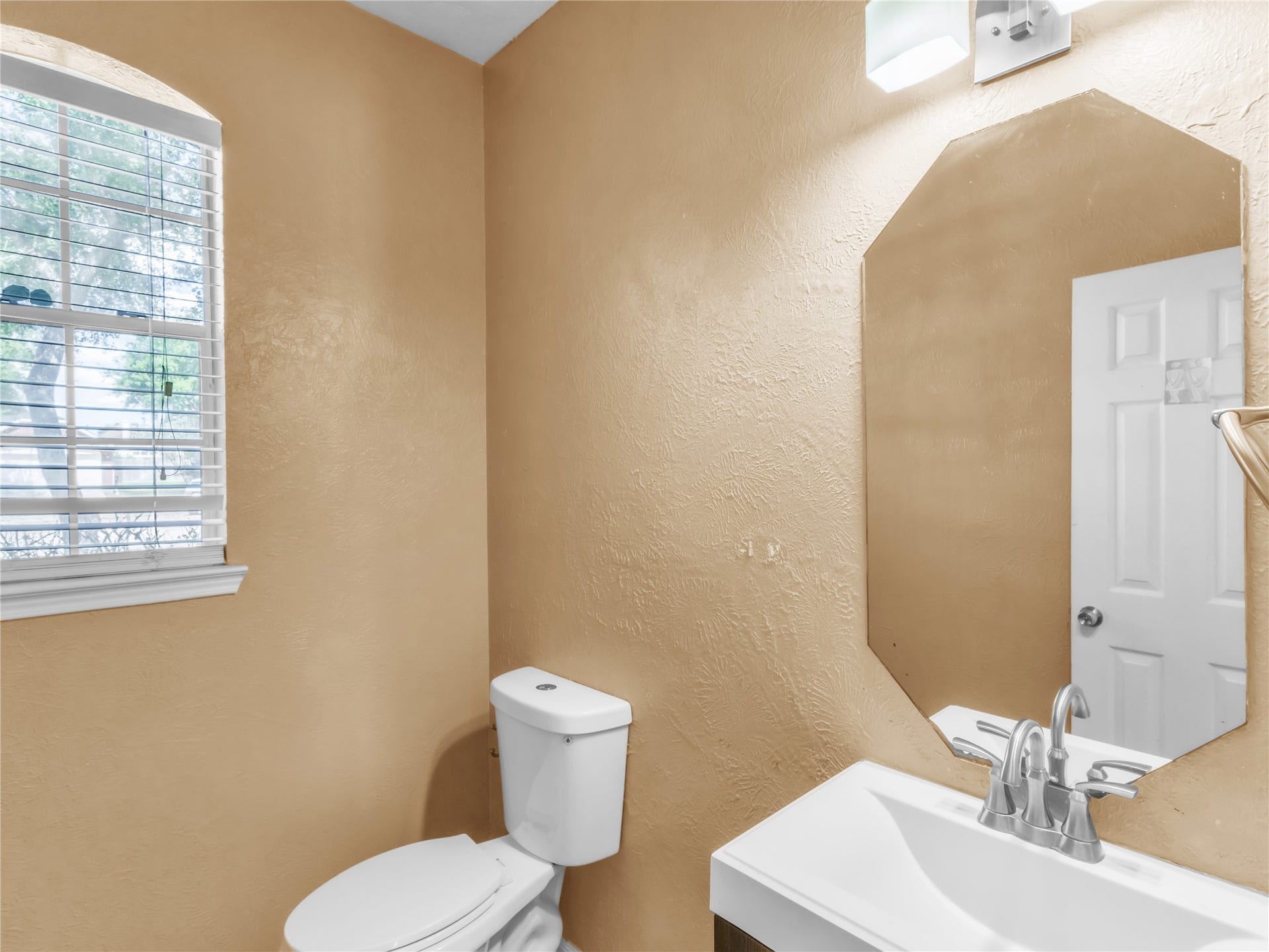 14811 Stocklin Court, Sugar Land, TX 77498 Half-bath