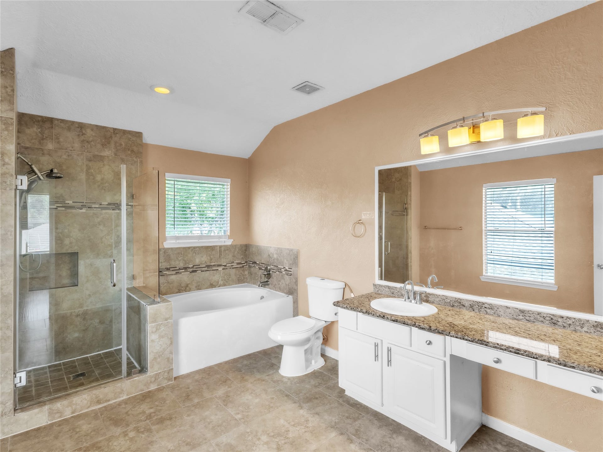 14811 Stocklin Court, Sugar Land, TX 77498 Primary bathroom 1 (2nd floor)