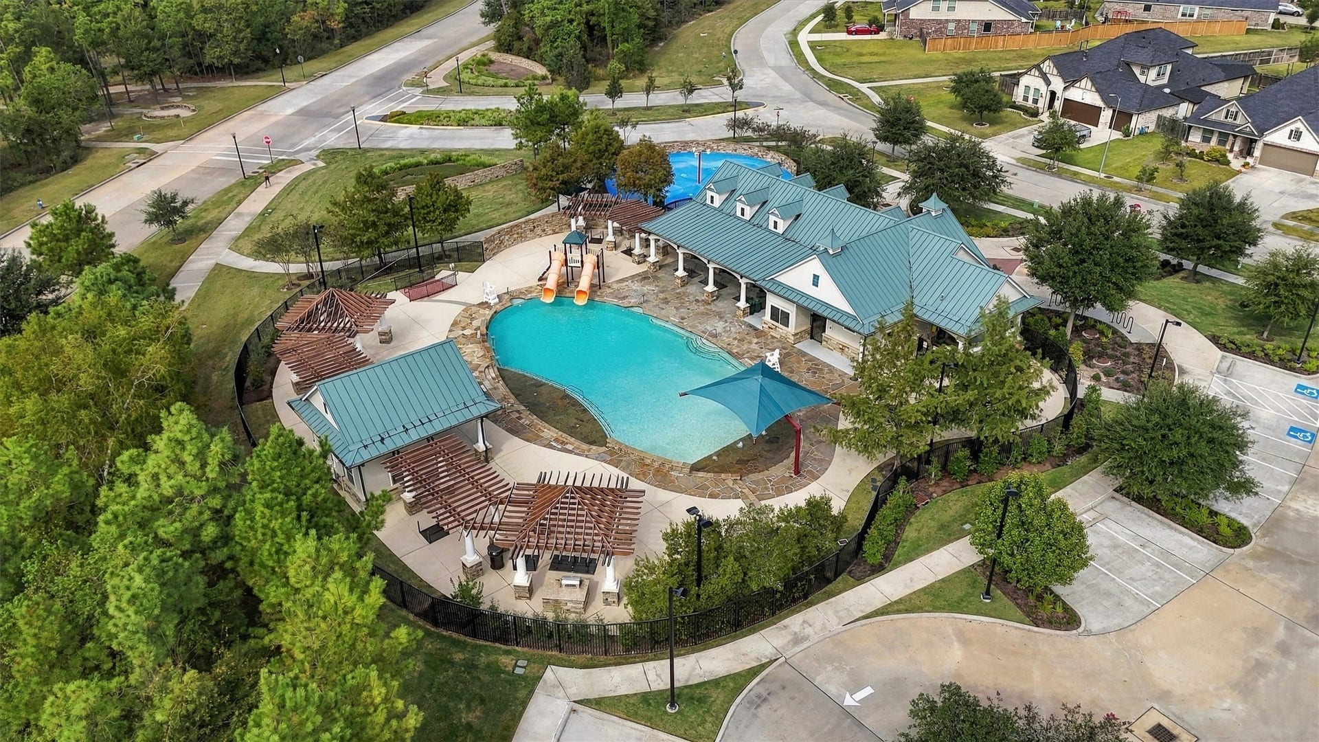 31549 Timber Grove Lane, Spring, TX 77386 Located within walking distance, The Retreat recreation center featuring pool, splash pad, outdoor patio, covered pavilions and multiple grilling area.