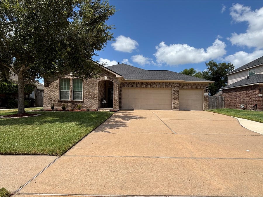 Property photo for 104 Avery Springs Lane, Dickinson, TX
