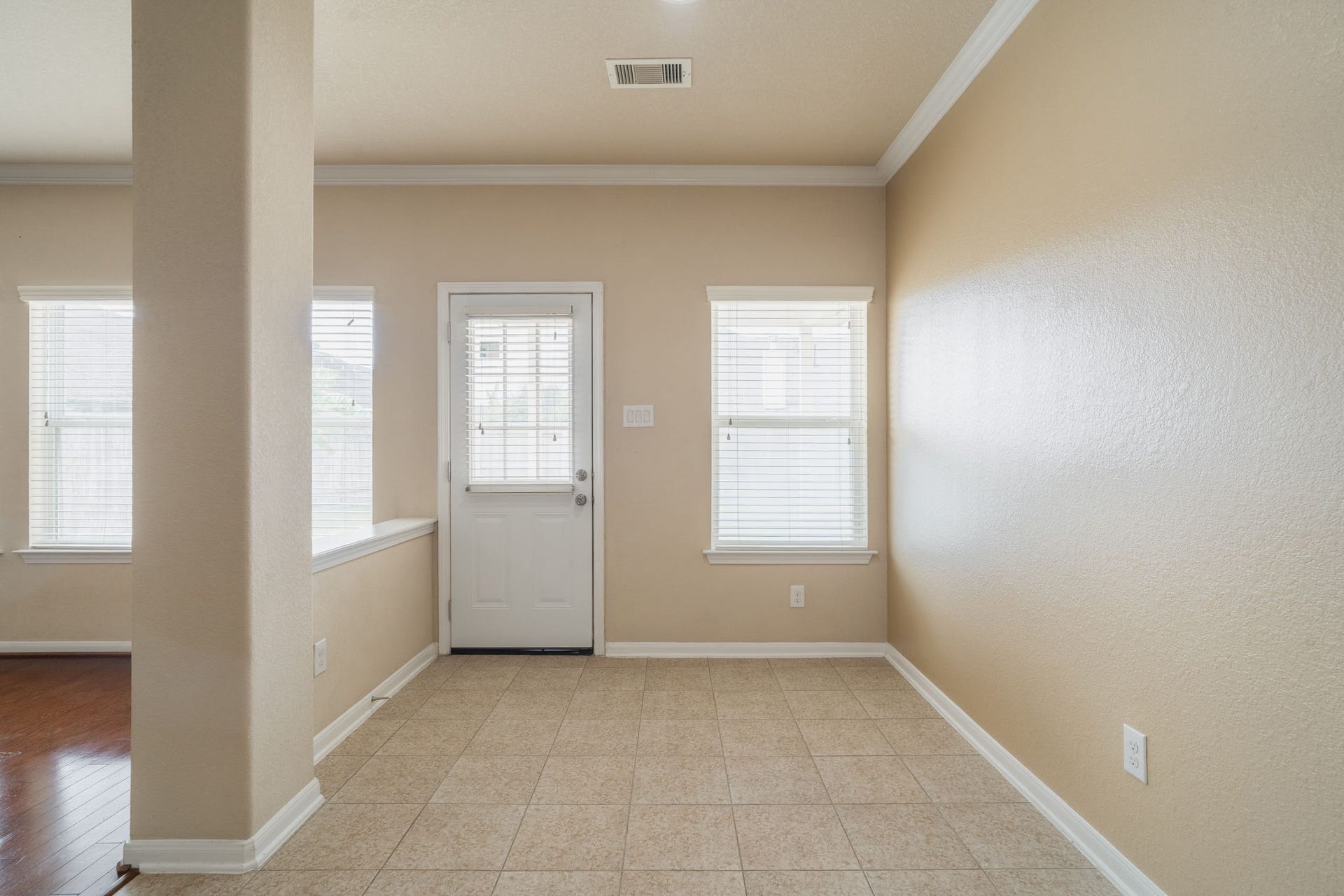 7222 Stevenson Drive, Missouri City, TX 77459 Breakfast area conveniently located off the kitchen, featuring tile flooring & direct access to the backyard.