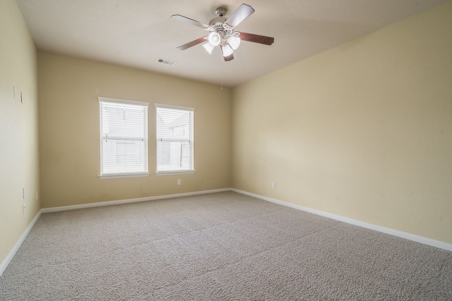 7222 Stevenson Drive, Missouri City, TX 77459 The downstairs primary suite features abundant natural light and a spacious layout.