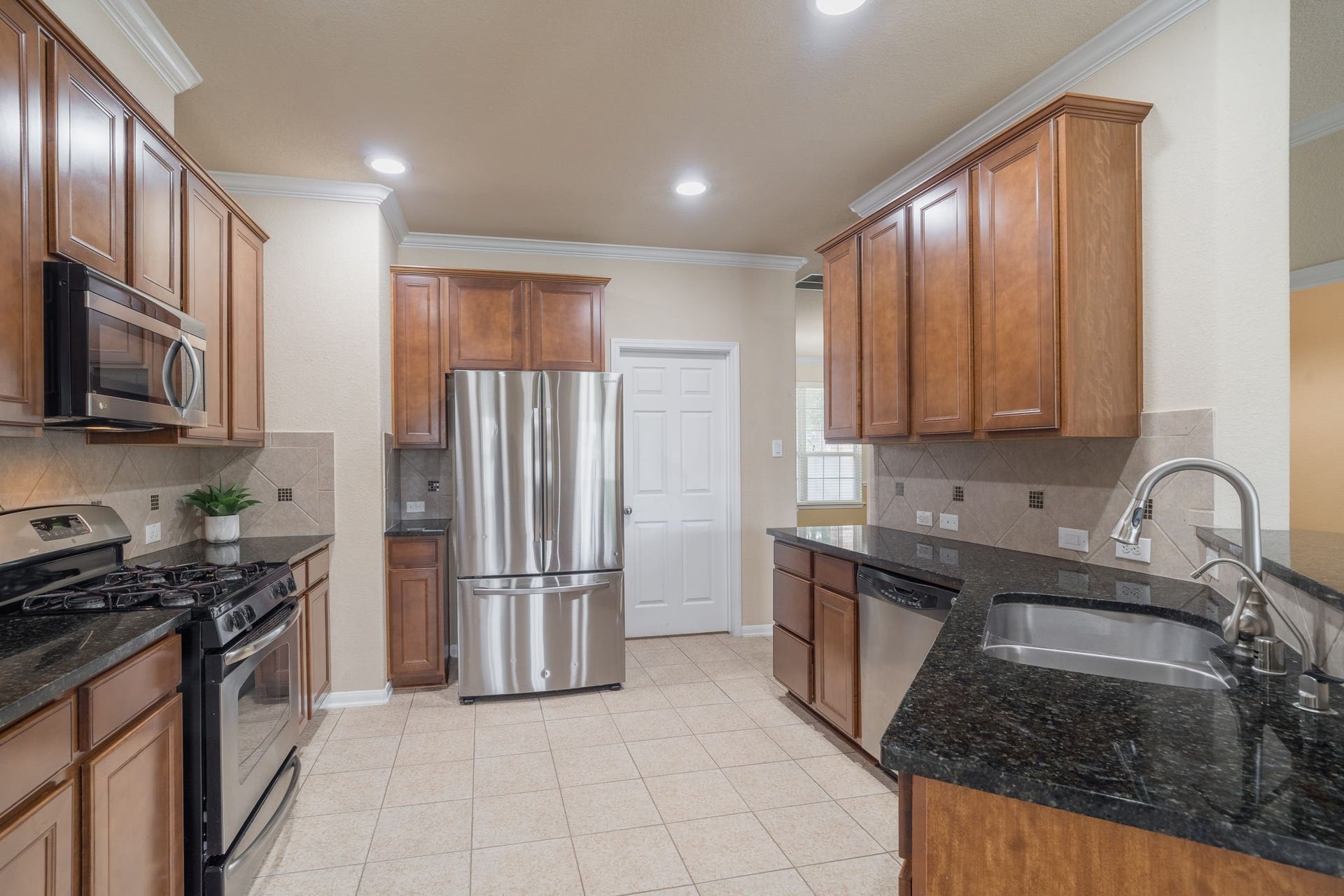 7222 Stevenson Drive, Missouri City, TX 77459 Conveniently located just off the kitchen, the laundry room & pantry area provide additional storage & functionality for everyday living.