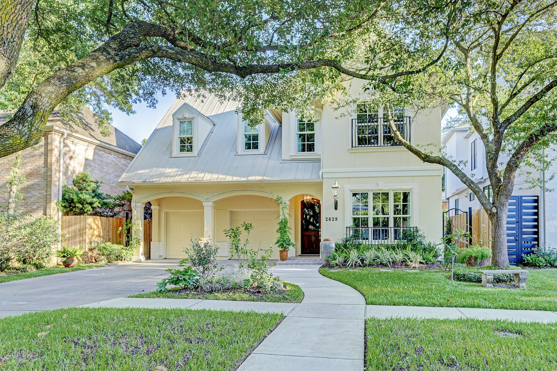 2629 University Boulevard, West University Place, TX 77005 Fully furnished lease in West University Pemberton Place! One block from the Rice Village! Landlord beautifully renovated in 2019 and added a pool. Landlord to maintain the pool and small pets on a case by case basis. There are 4 bedroom, 3.5 bath with standing seam metal roof, gorgeous hardwood floors, high ceilings, both formals, large family room, cook's kitchen and breakfast room overlooking lap pool. Light-filled master suite with vaulted ceiling, sitting area and large master bath retreat.