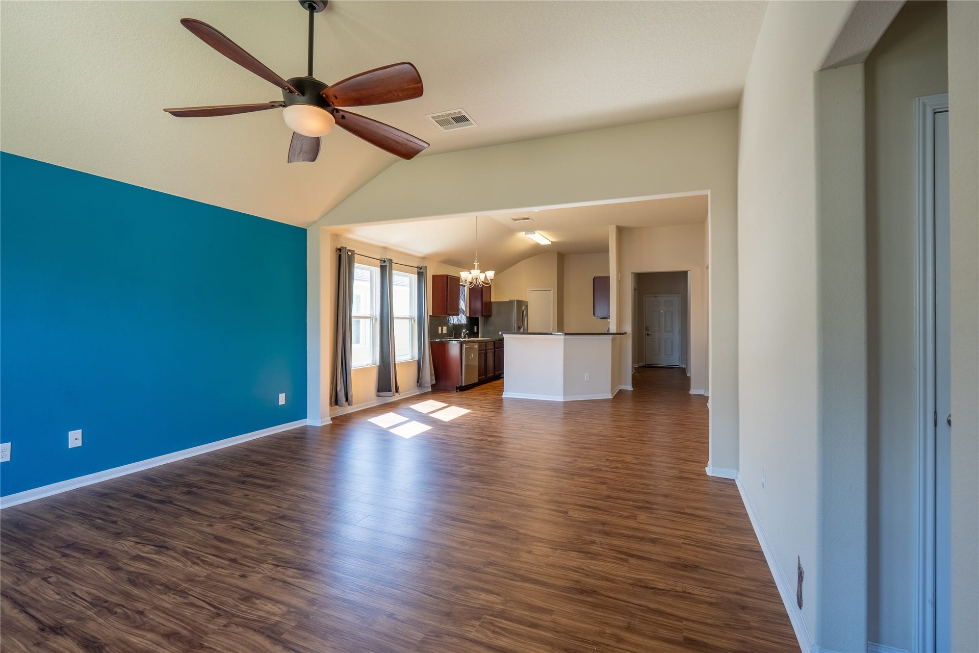 16815 Fallen Timbers Dr Drive, Conroe, TX 77385 Living room
