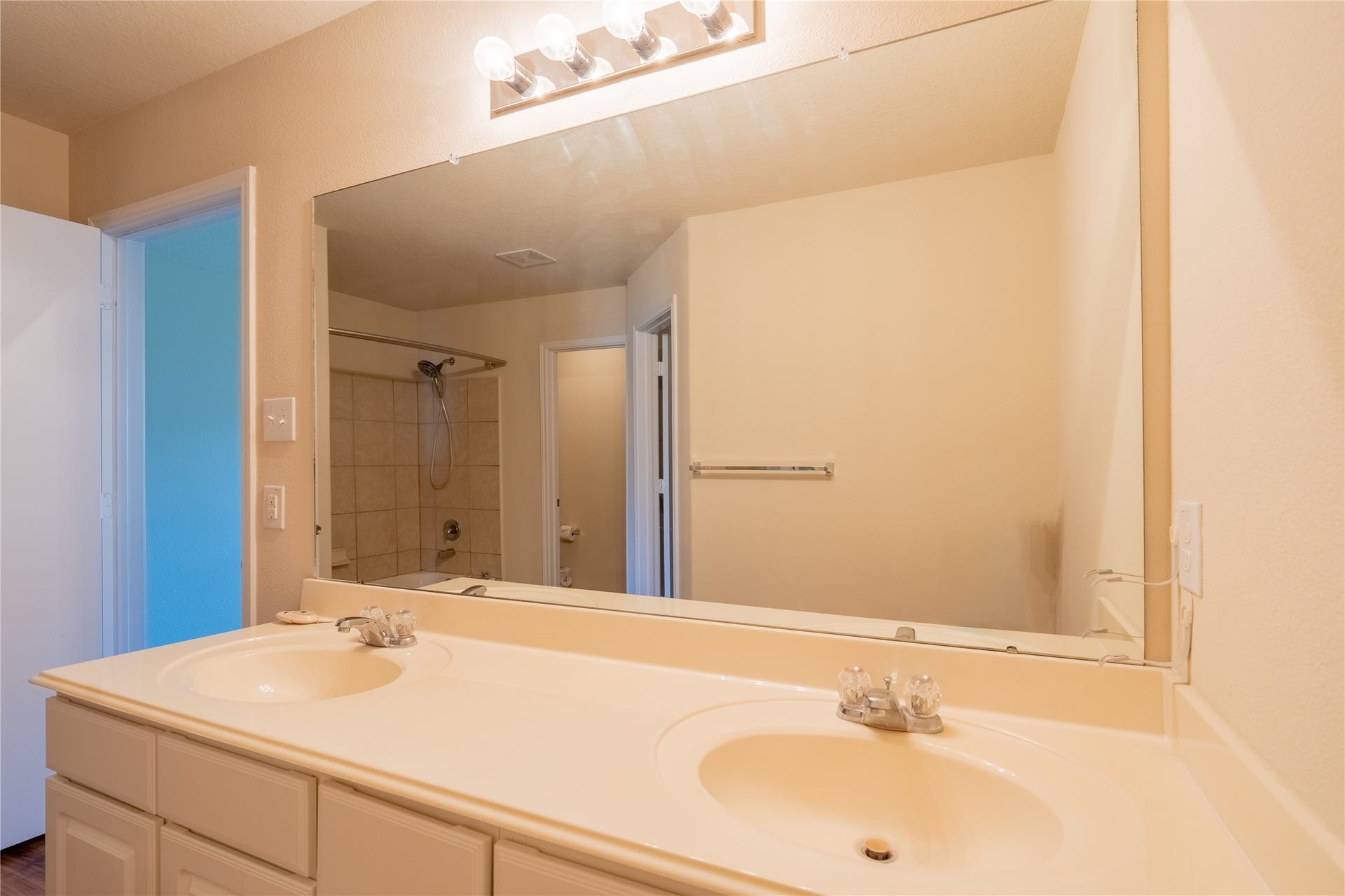 16815 Fallen Timbers Dr Drive, Conroe, TX 77385 Primary bath, double vanity