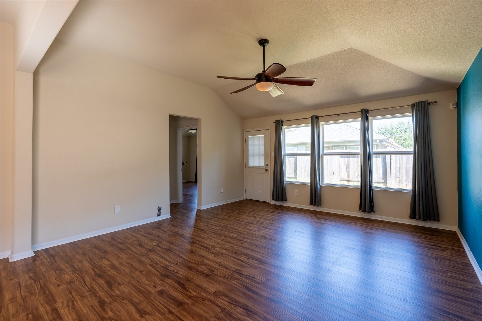 16815 Fallen Timbers Dr Drive, Conroe, TX 77385 Living room