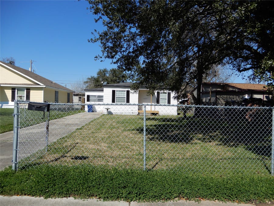 Property photo for 320 17th Avenue N, Texas City, TX