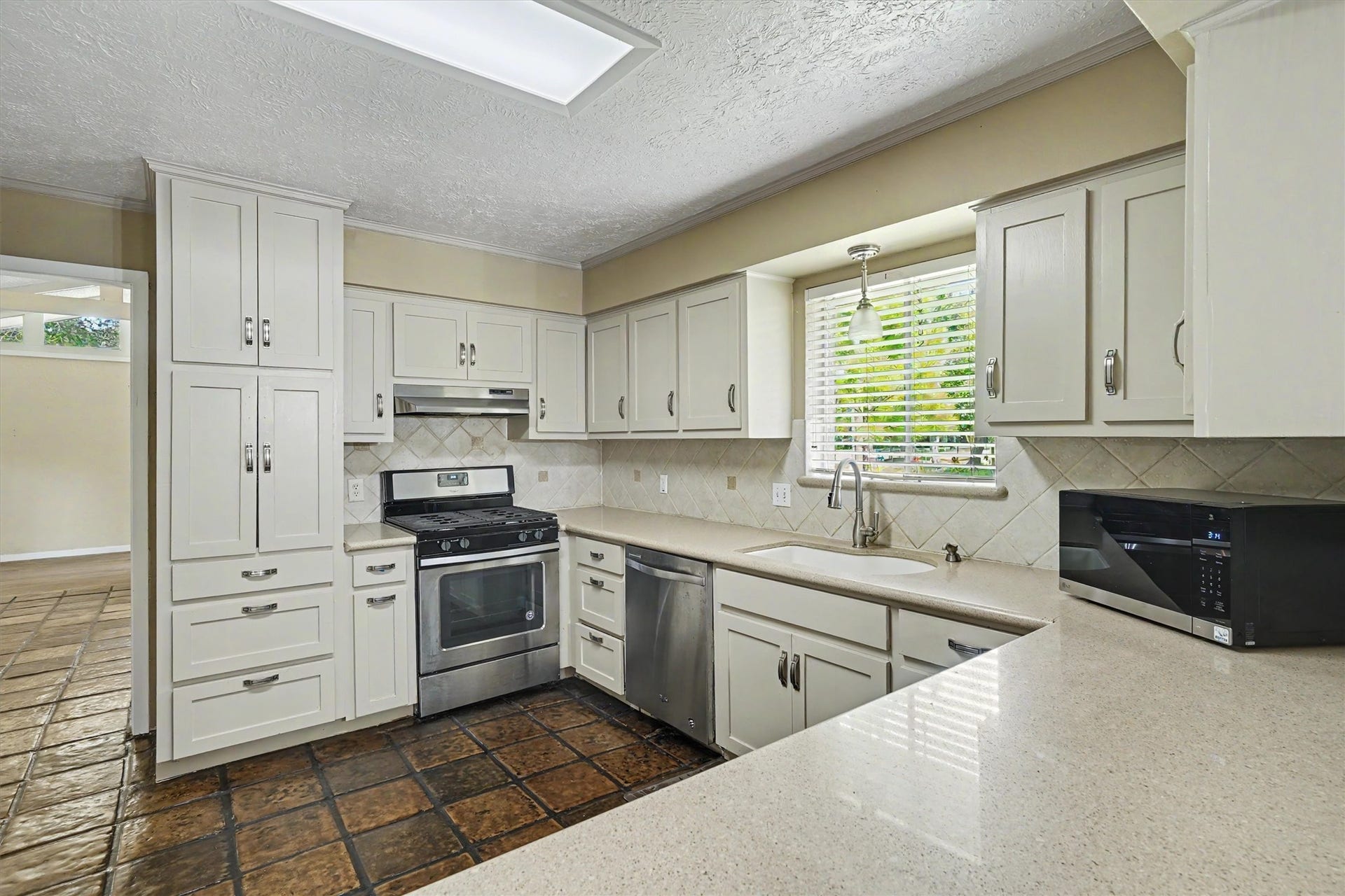2301 Longwood Drive, Pearland, TX 77581 2301 Longwood Drive, Pearland, TX 77581