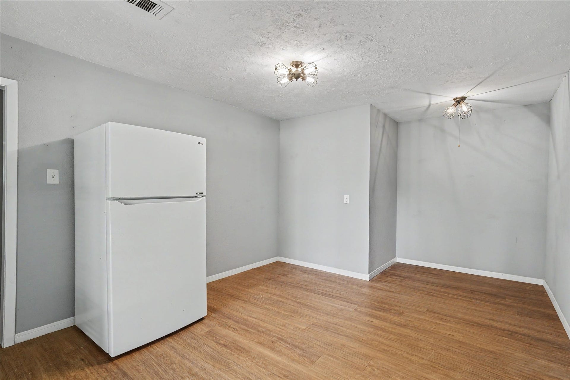 2301 Longwood Drive, Pearland, TX 77581 2301 Longwood Drive, Pearland, TX 77581