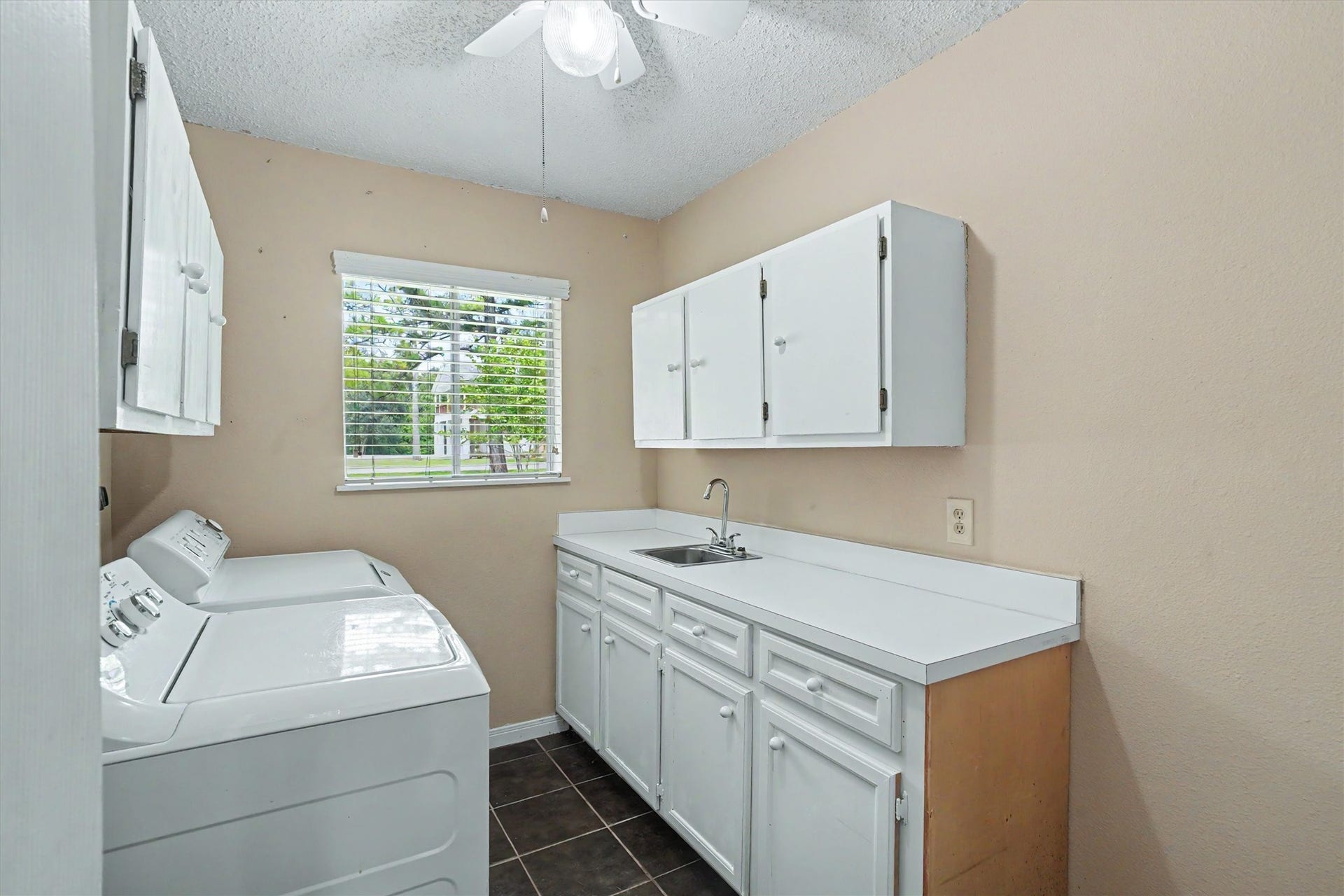 2301 Longwood Drive, Pearland, TX 77581 2301 Longwood Drive, Pearland, TX 77581