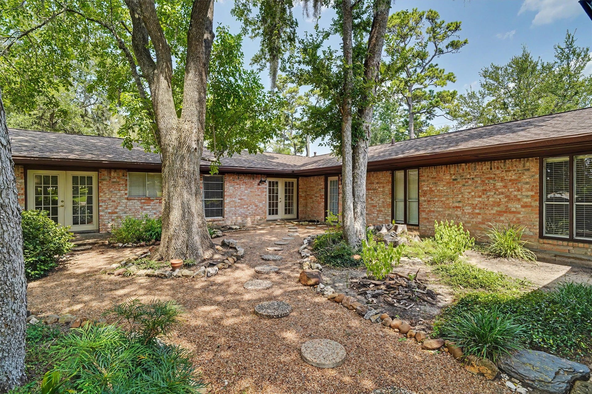 2301 Longwood Drive, Pearland, TX 77581 2301 Longwood Drive, Pearland, TX 77581