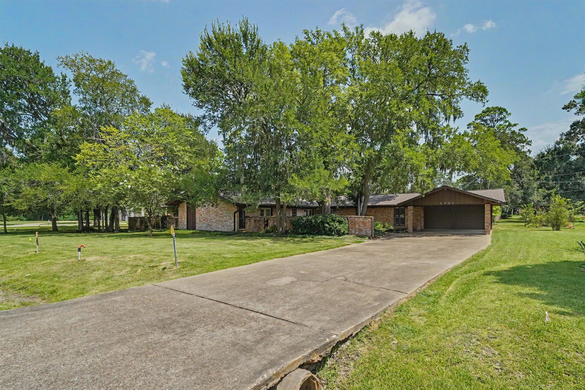 2301 Longwood Drive, Pearland, TX 77581 2301 Longwood Drive, Pearland, TX 77581