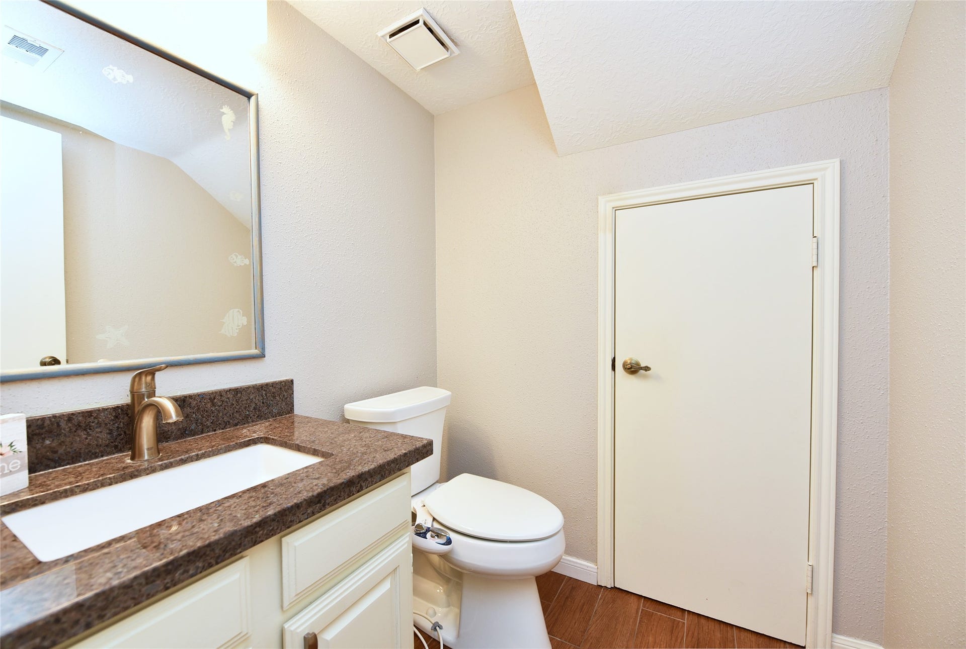 907 Sugarfield Court, Sugar Land, TX 77498 Updated half bath down.
