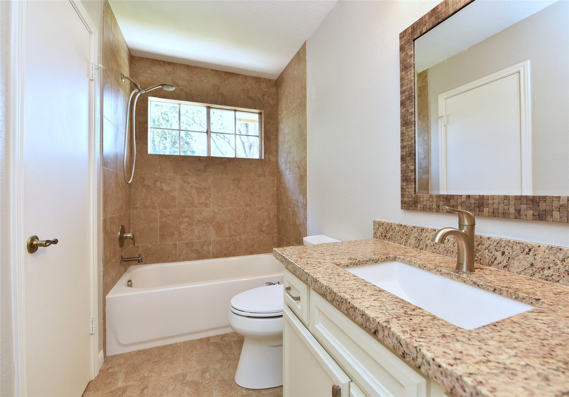 907 Sugarfield Court, Sugar Land, TX 77498 The secondary bath has been updated with tastefull colors.
