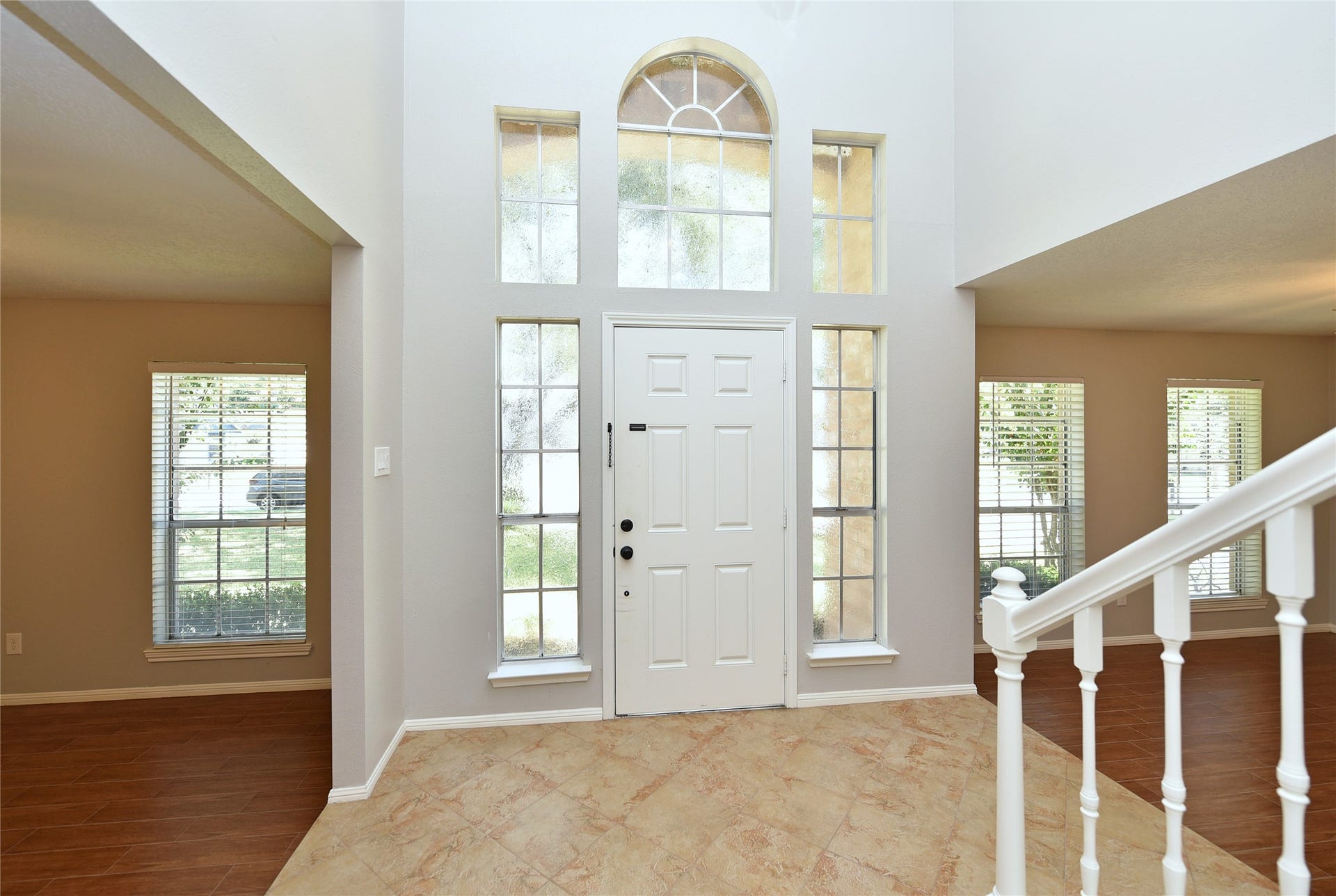 907 Sugarfield Court, Sugar Land, TX 77498 Two story entry with lots of natural light.