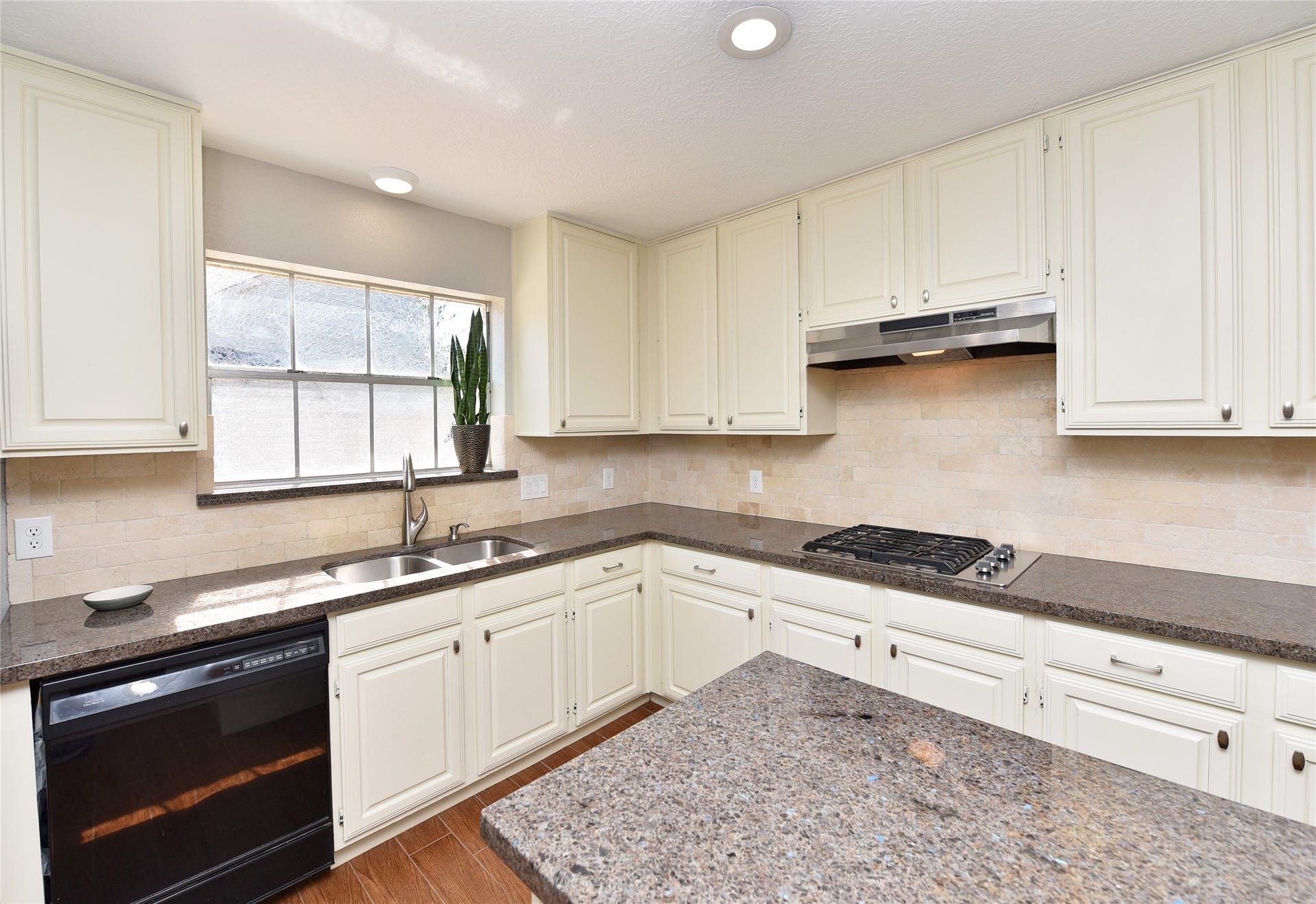 907 Sugarfield Court, Sugar Land, TX 77498 Tasteful updated kitchen with neutral colors throughout home.
