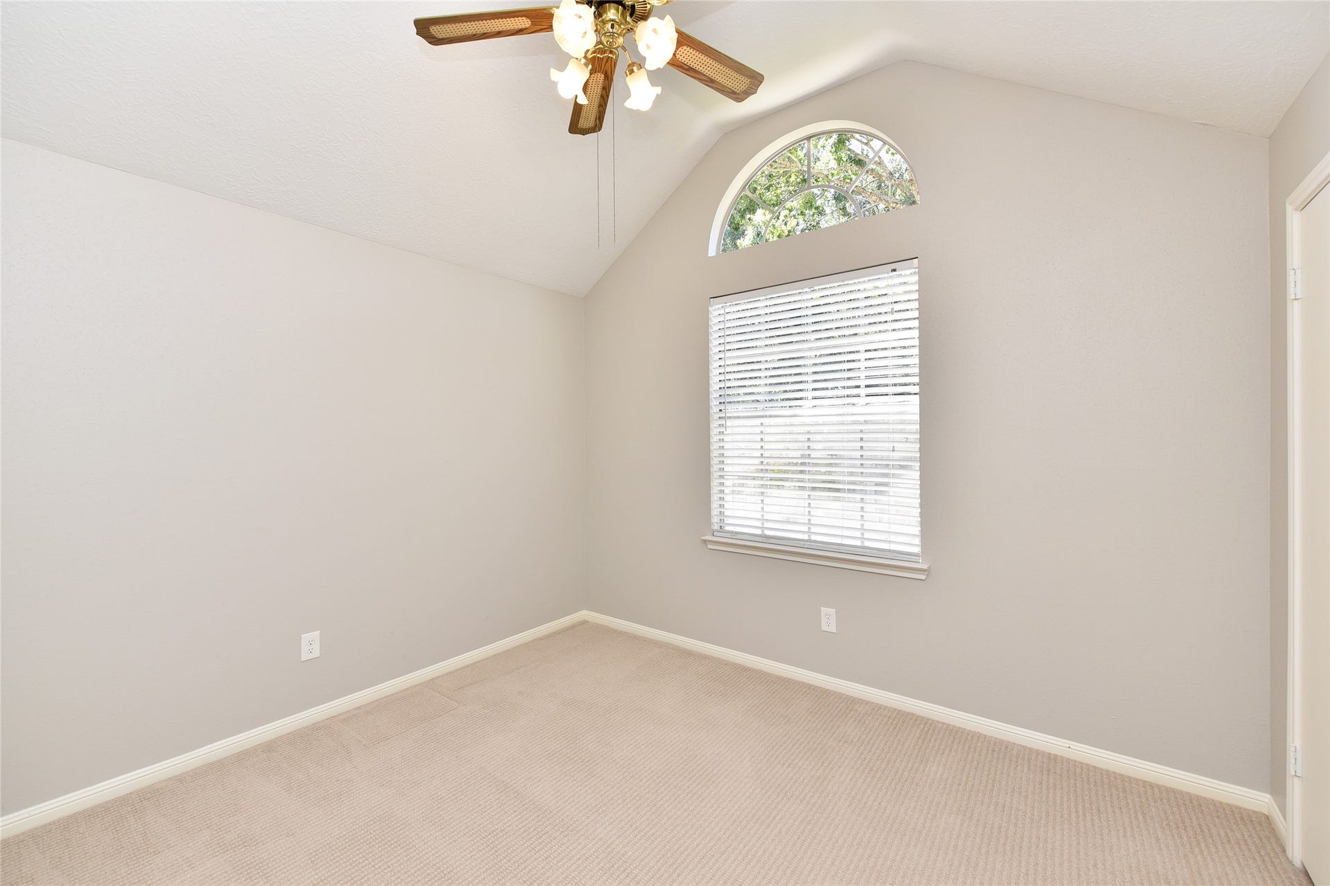 907 Sugarfield Court, Sugar Land, TX 77498 Beautiful room with high ceiling