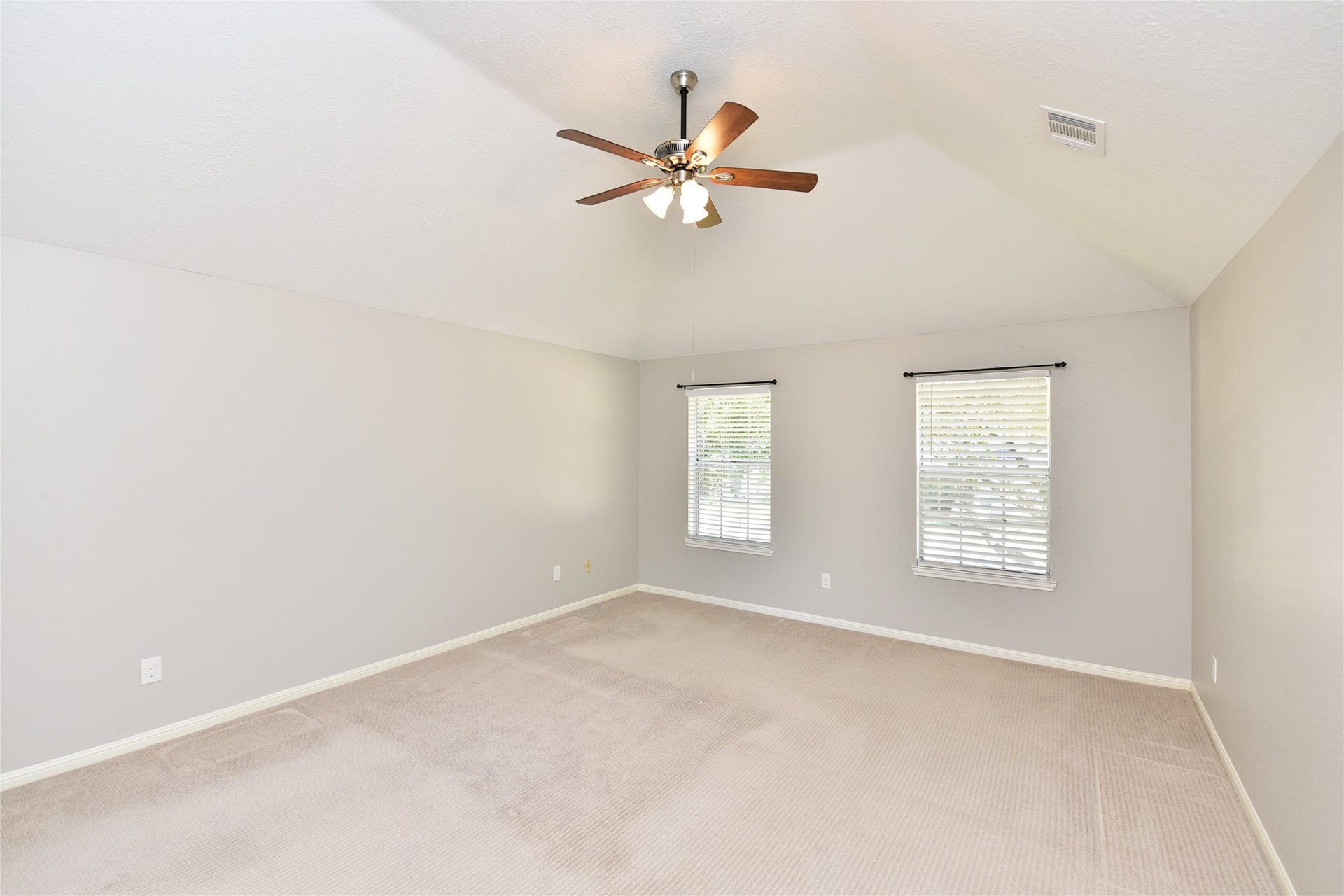 907 Sugarfield Court, Sugar Land, TX 77498 Spacious primary bedroom featuring a raised ceiling.