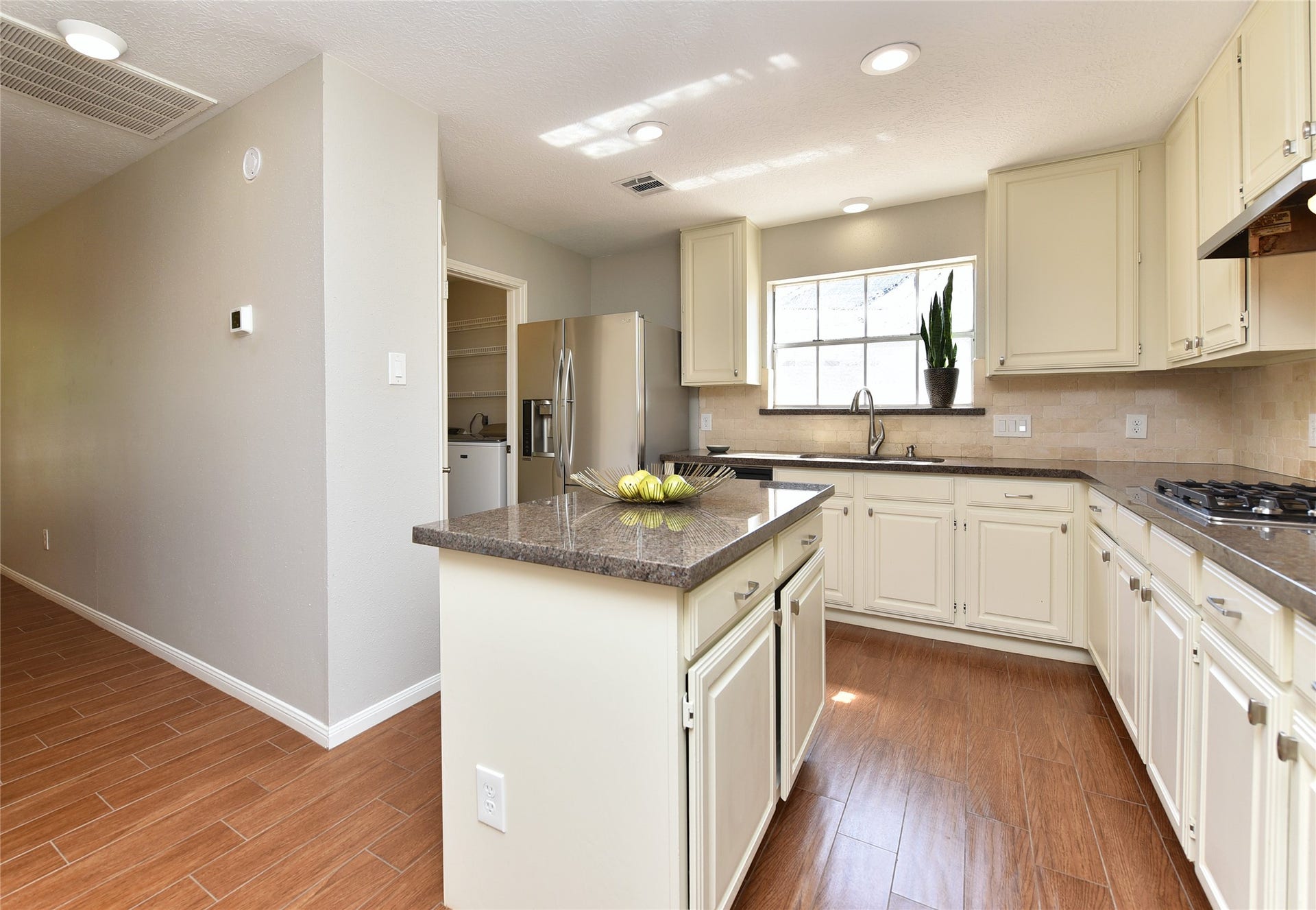 907 Sugarfield Court, Sugar Land, TX 77498 Spacious kitchen featuring a large central island and beautiful granite countertops, perfect for meal preparation and entertaining.