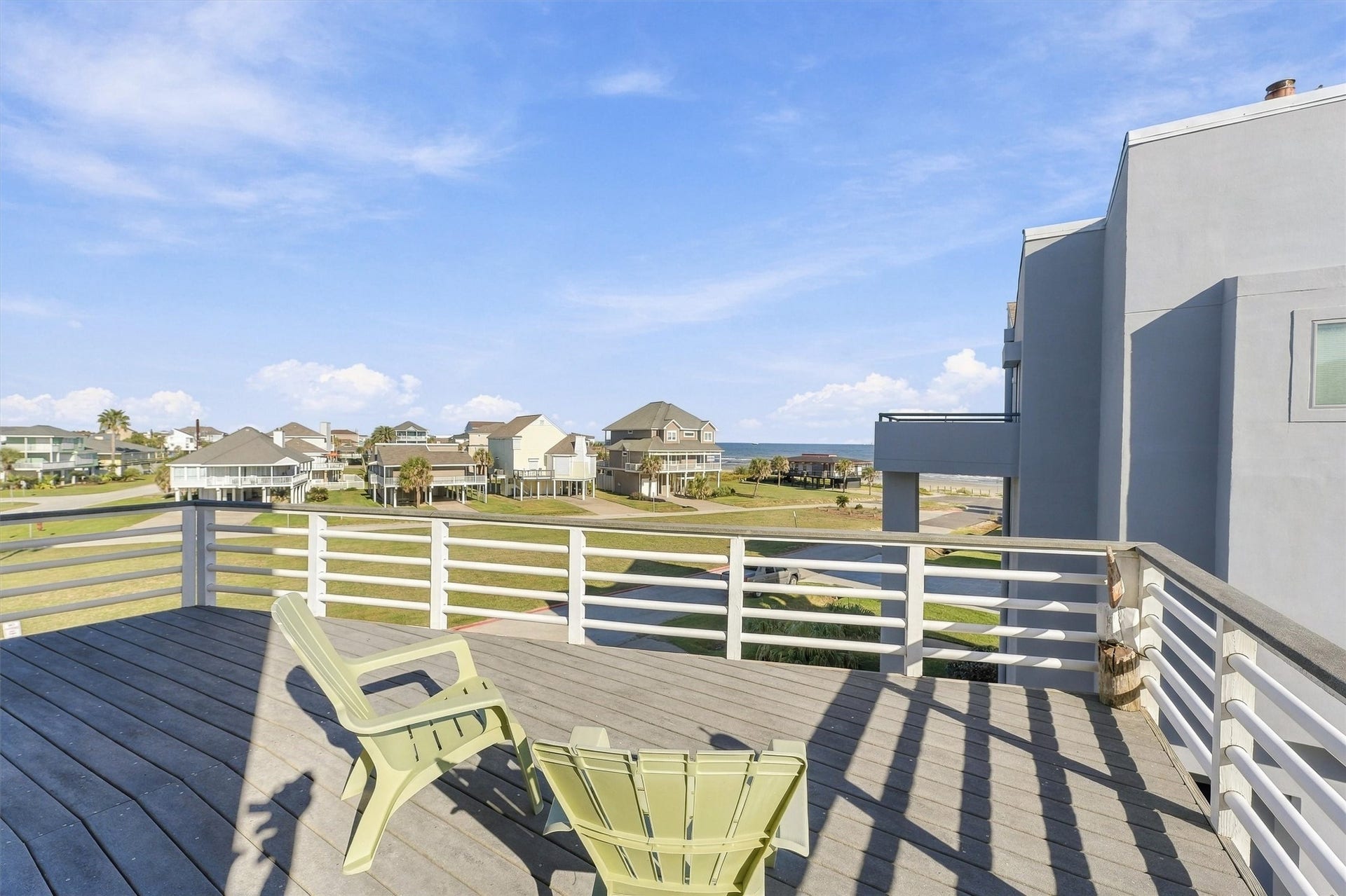 4207 Barataria Court, Galveston, TX 77554 Take a seat beneath the open sky and let the afternoon unfold. This generous balcony offers space to relax, catch the coastal breeze, and enjoy water views across the beachside neighborhood.