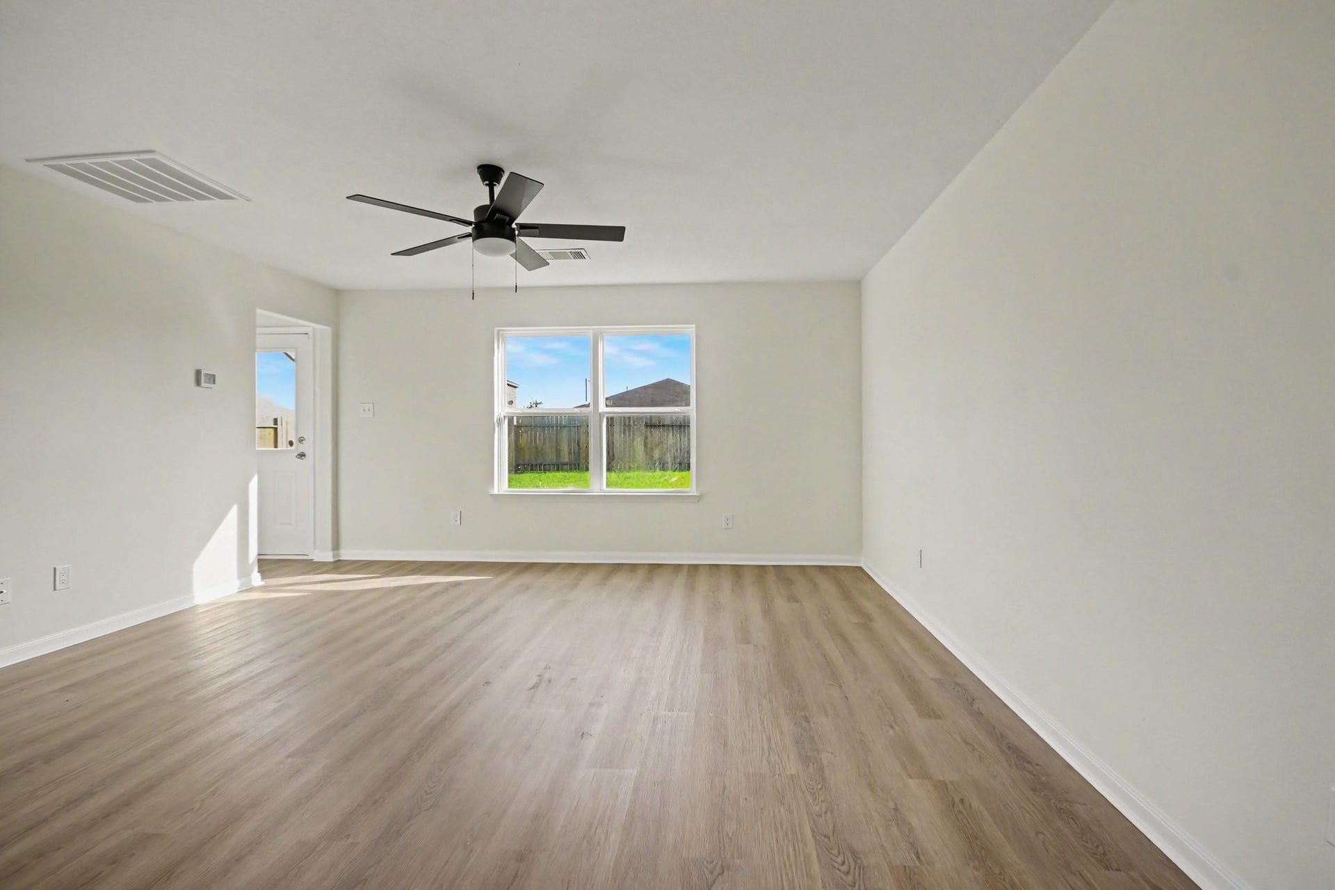 12129 Trawler Pl Place, Texas City, TX 77568 Living Room
